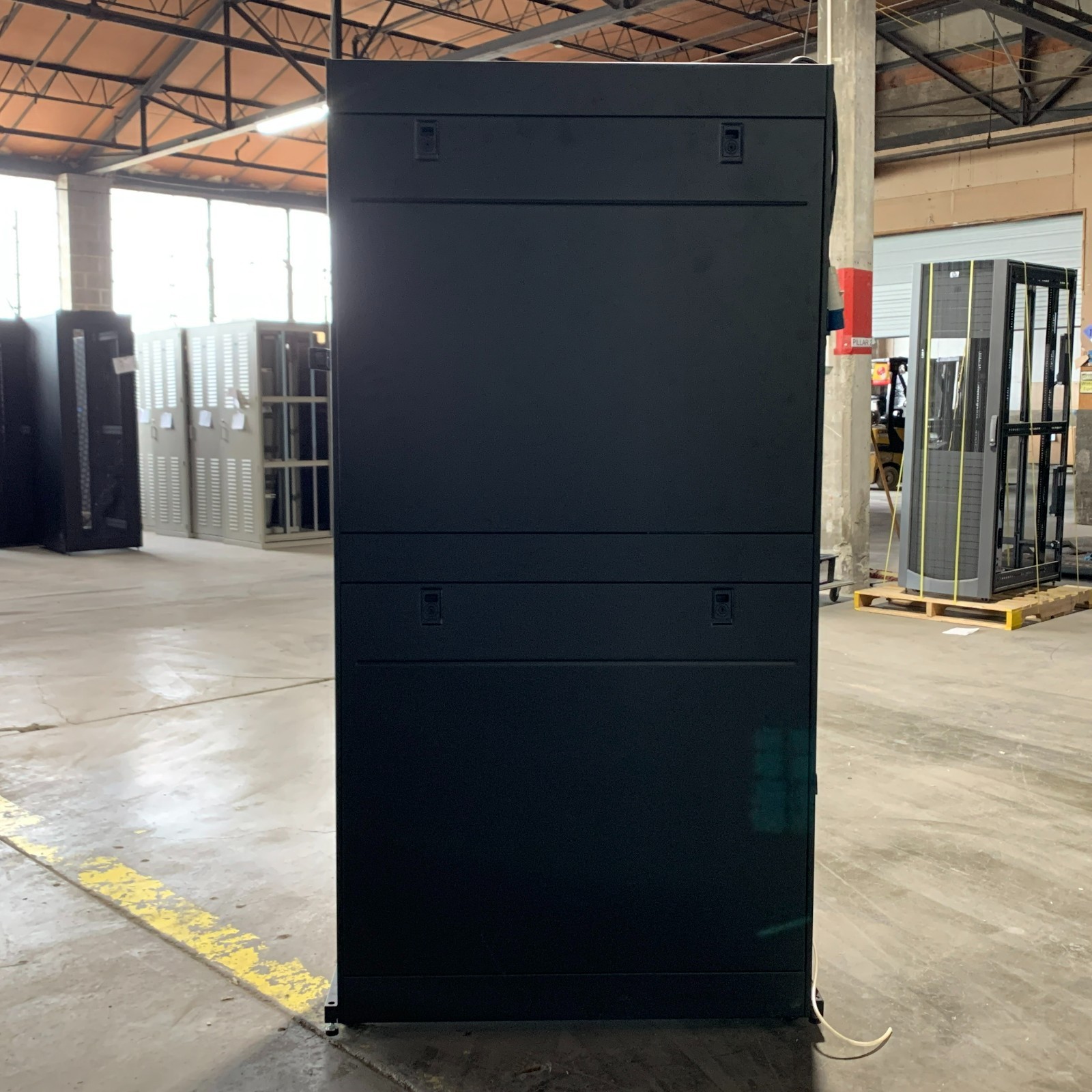 APC ACRC103 60Hz 240V Inrow RC Air-Cooled Server Cooling System for Parts Read