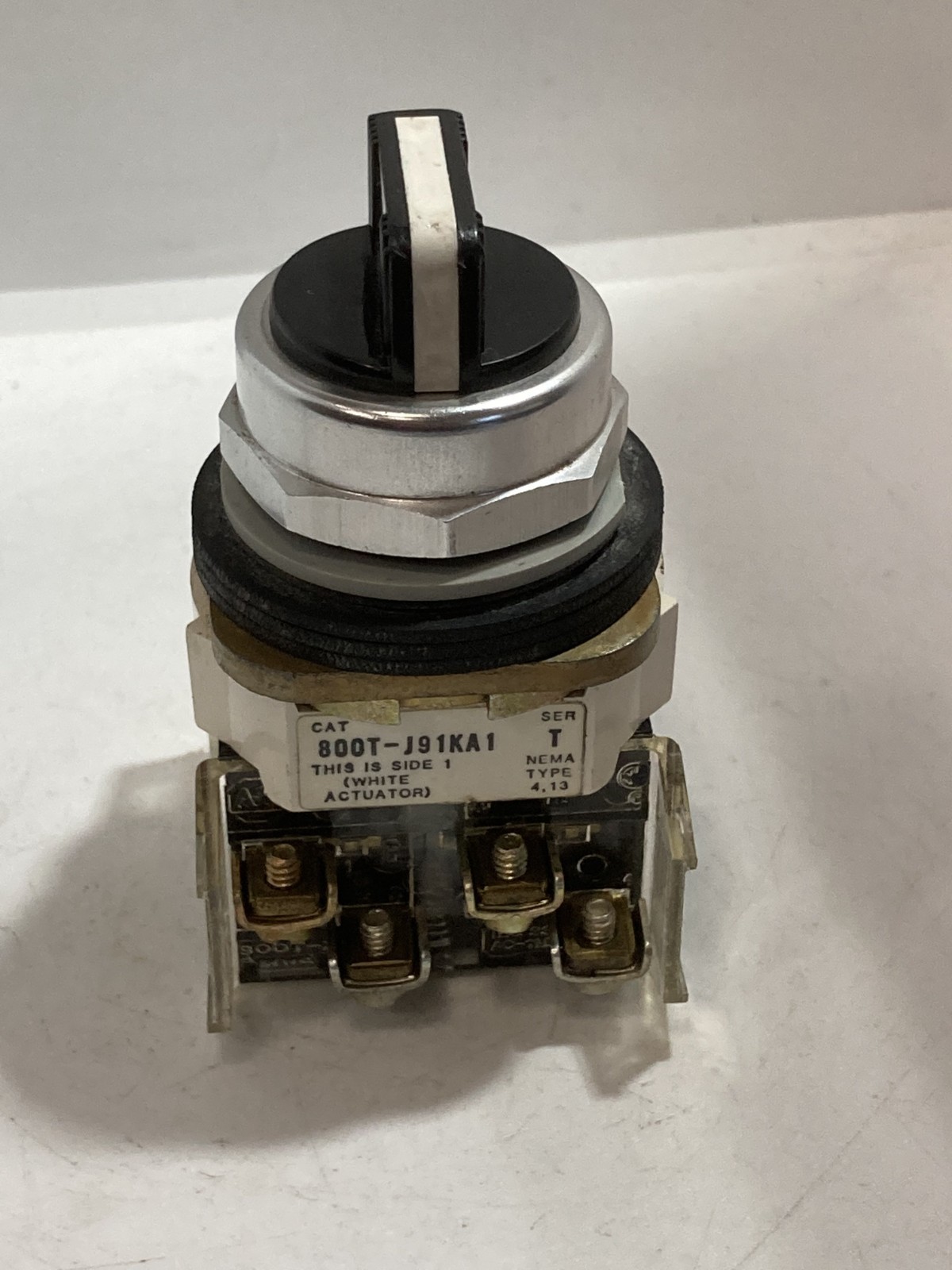 ALLEN BRADLEY 800T-J91KA1B SELECTOR SWITCH 3 POS SP RET FROM BOTH 2NO/2NC SE T
