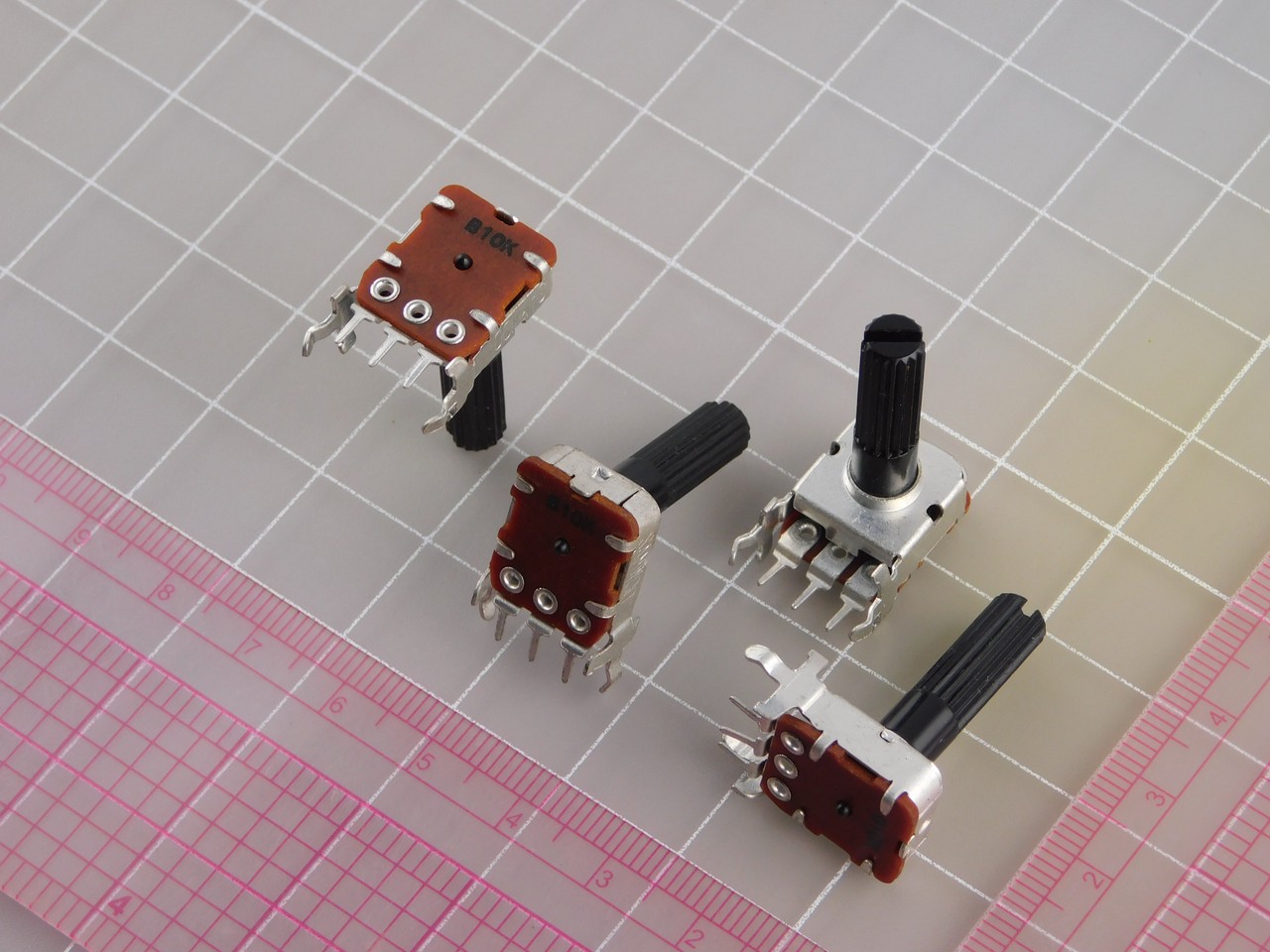 Lot of 25 SAMWOO B10K 10K Potentiometer With Detent. X131365