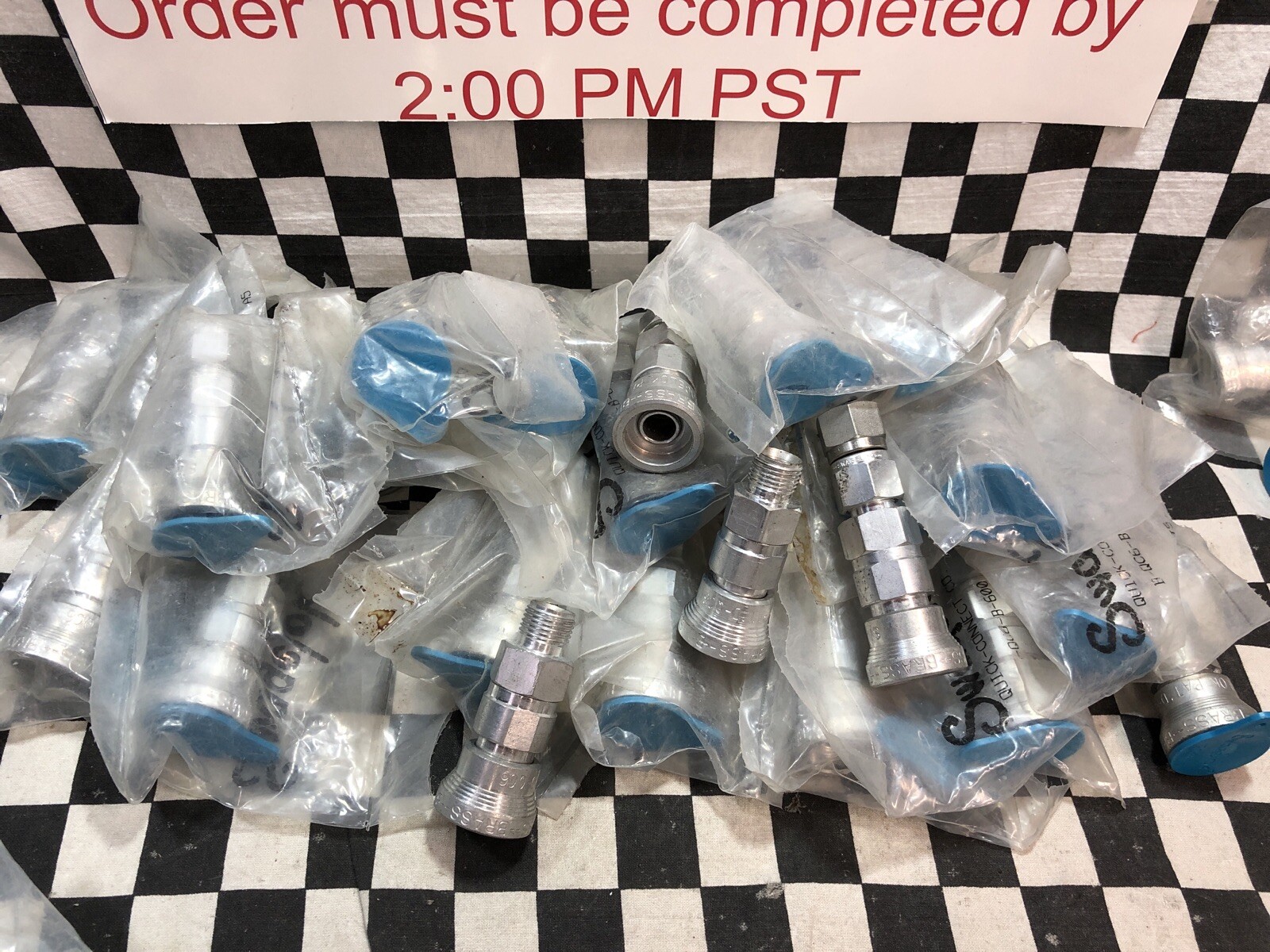 SWAGELOK Quick Connect 3/8″, B-QC6-B-600 (32X) & B-QC6-B1-600 (2X) LOT OF 34