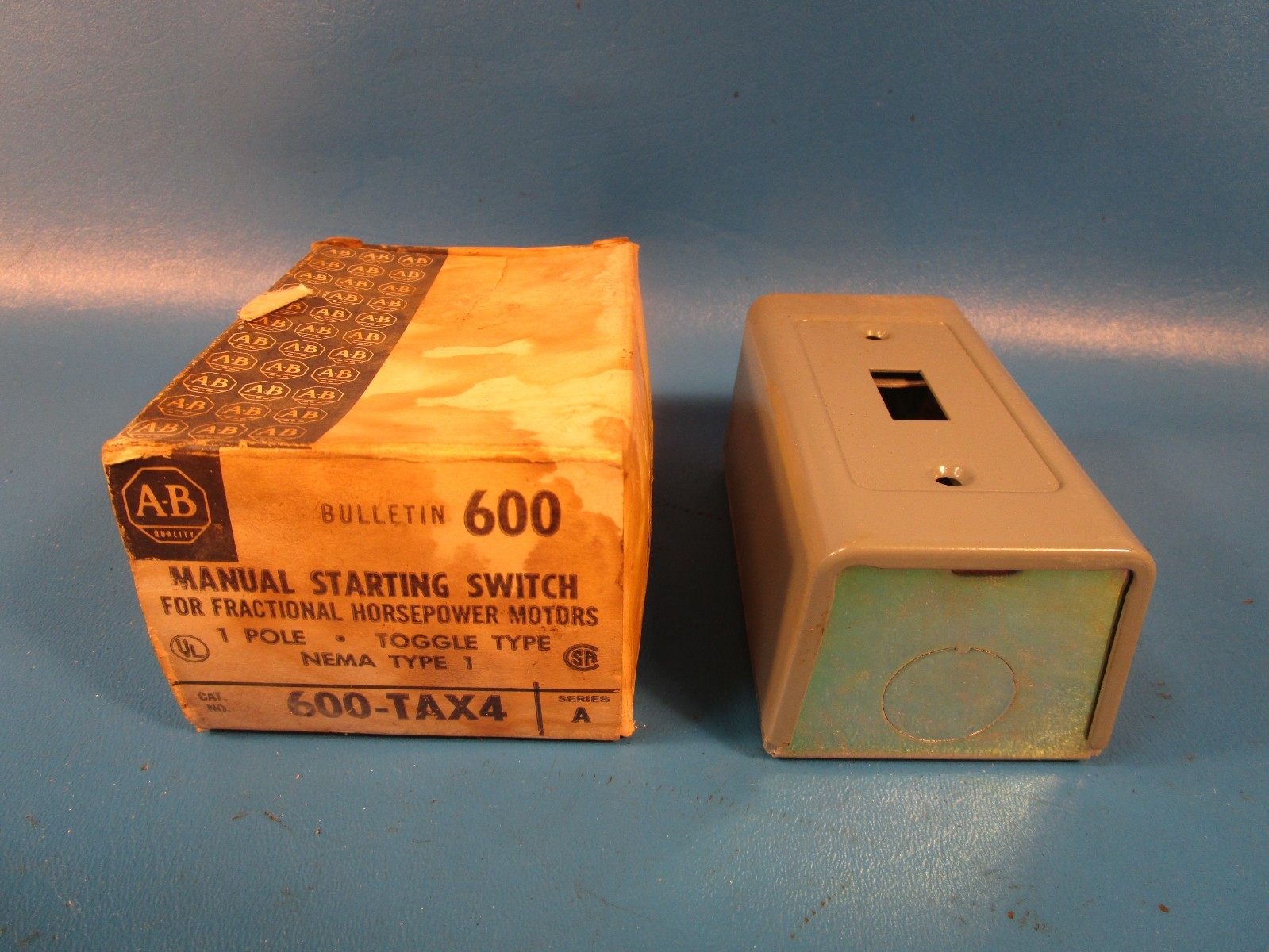Allen Bradley 600-TAX4, TOGGLE STARTING SWITCH, MANUAL, 115-230 VAC 60 HZ