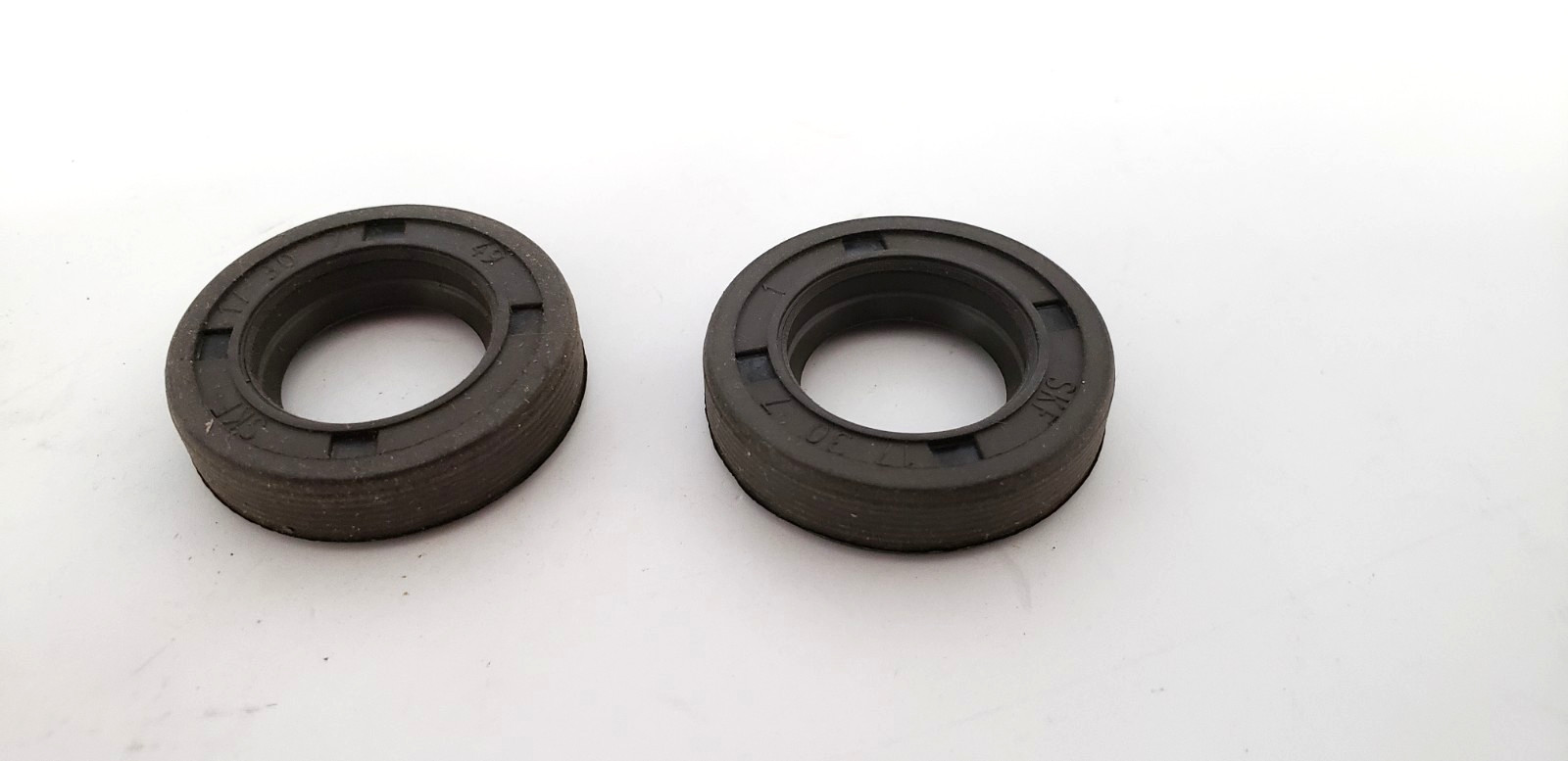 SKF 692683 OIL SEAL, 17mm x 30mm x 7mm, HMS5 (LOT OF 2) NIB