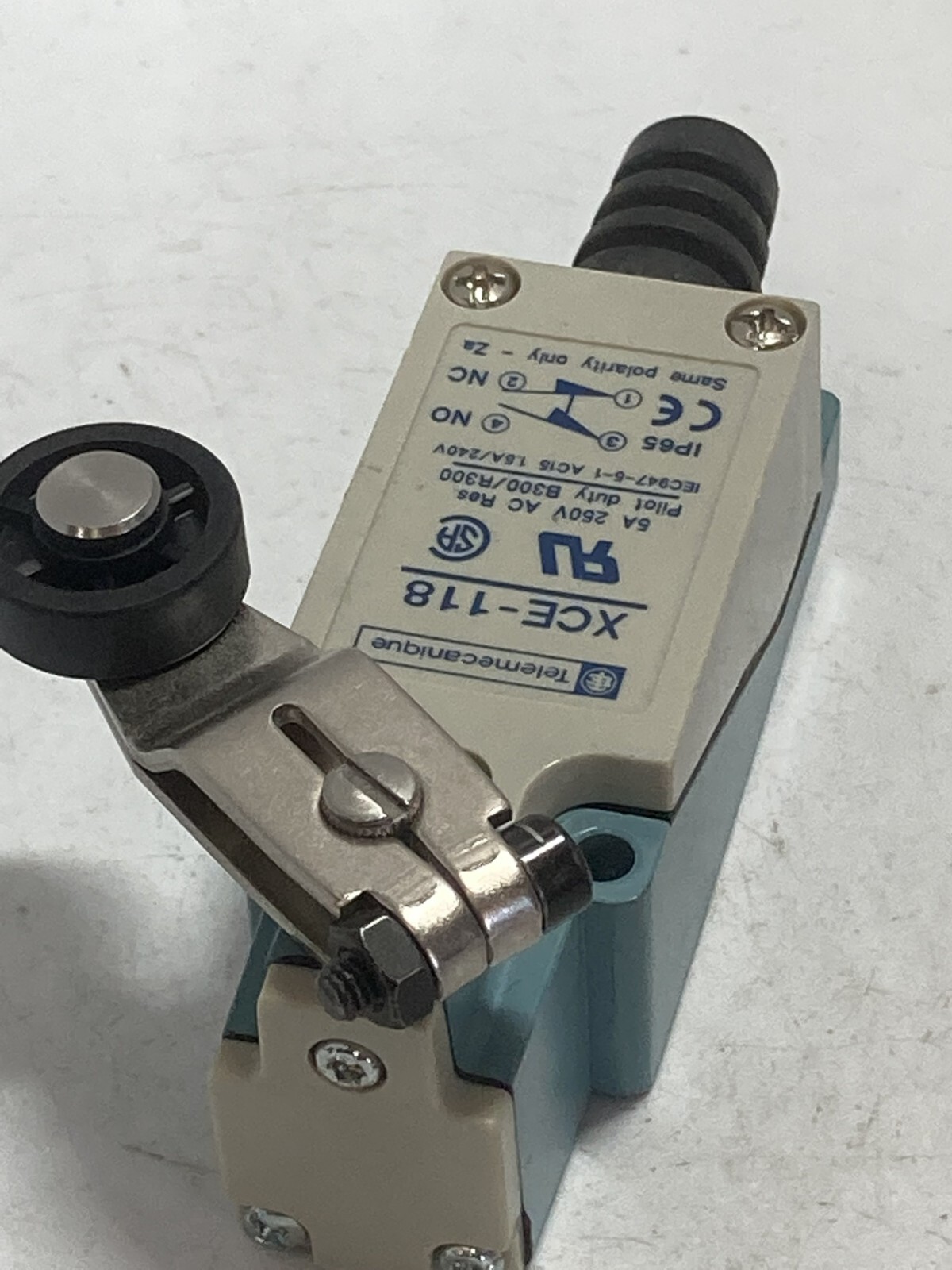 TELEMECANIQUE XCE-118 LIMIT SWITCH 5A 250VAC PILOT DUTY 1NO/1NC ROLLER LEVER NNB