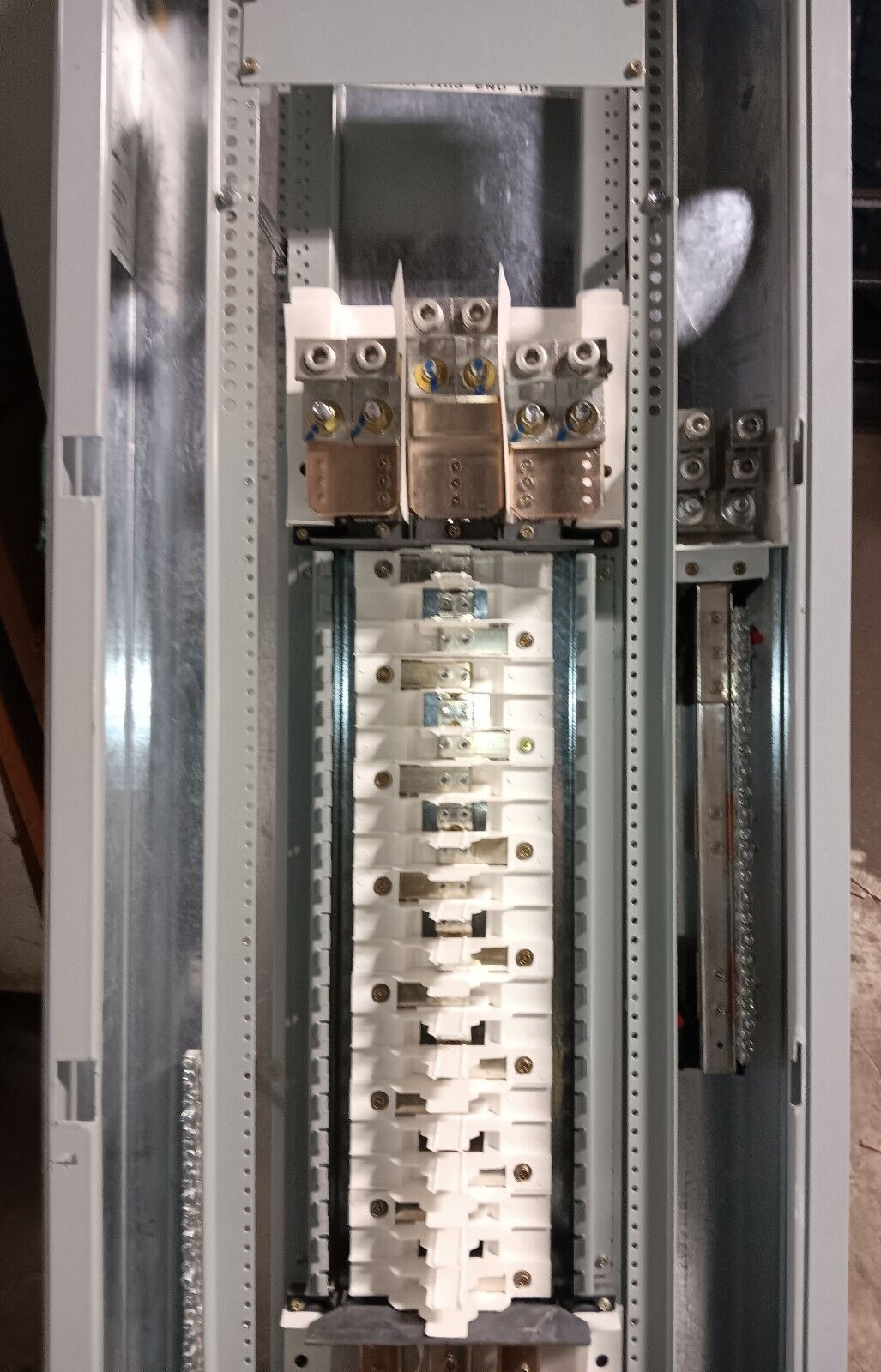 EATON PRL2A 400 AMP MAIN BREAKER PANELBOARD 42 CIRC 480Y/277 VAC 3Ø KD3400F MAIN