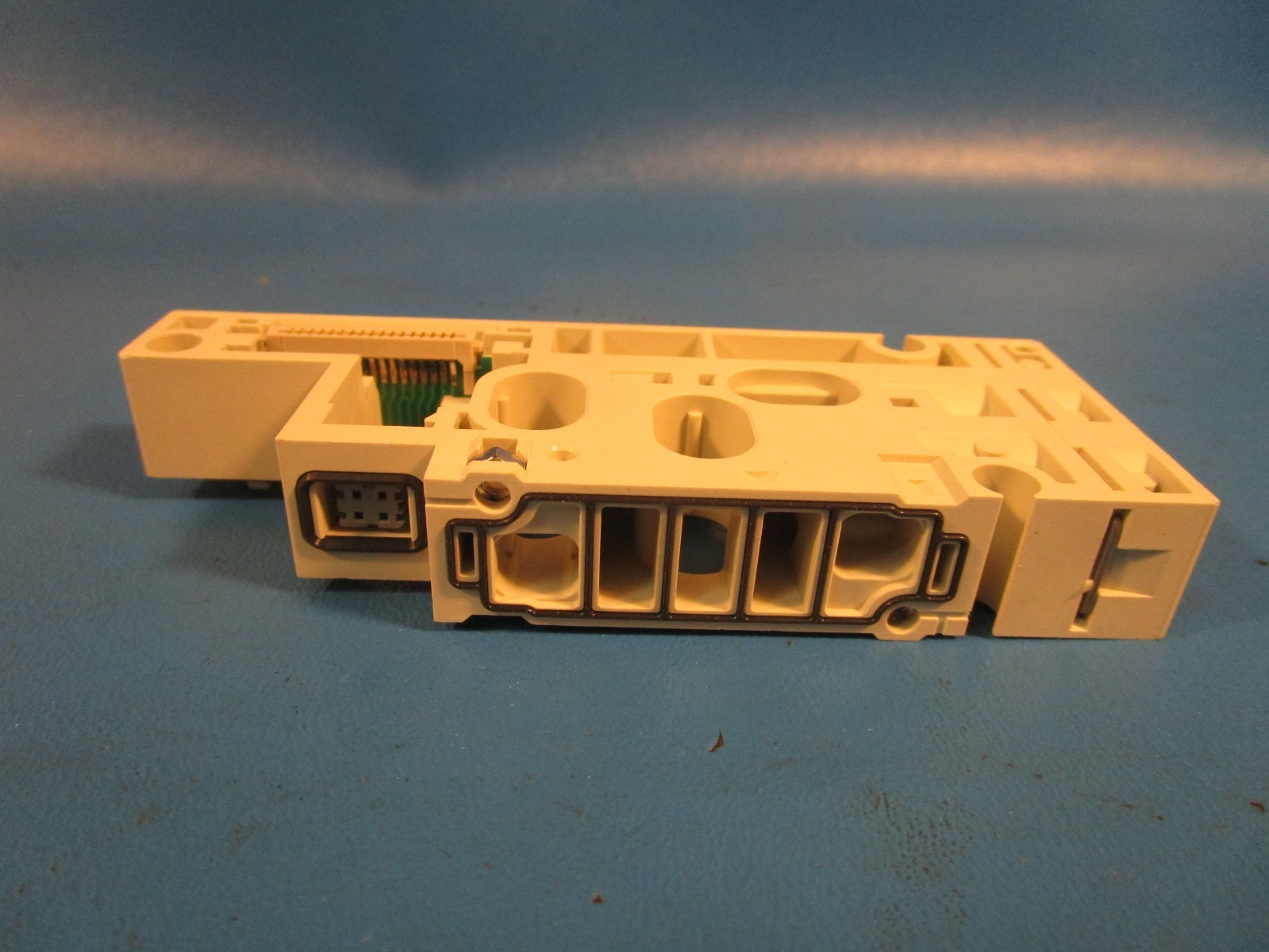 SMC SY50M-2-1SA-N3, Manifold Block Assembly for a SY5000 5 Port Solenoid Valves