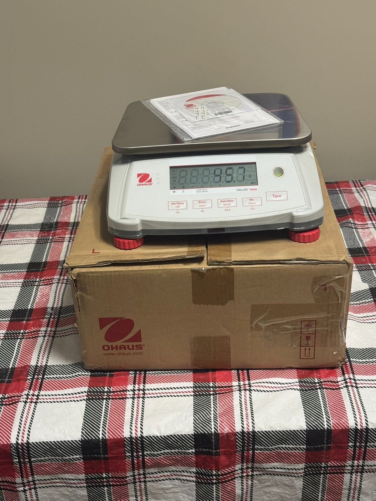 Ohaus Valor 7000 Bench Scale 6lb x 0.0002lb, 3000g x .1g, LCD, Stainless Pan
