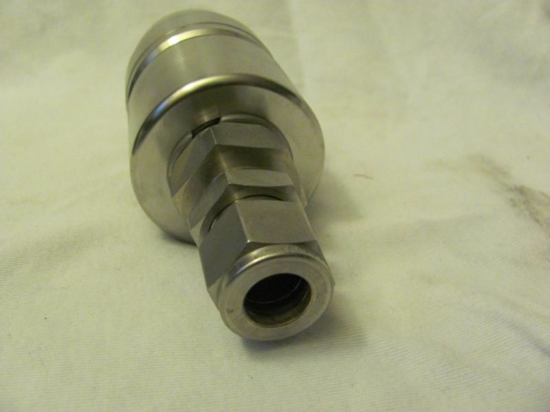 Swagelok SS-QTM8A-B1-810 Stainless Sealed Quick Connect Bulkhead Body