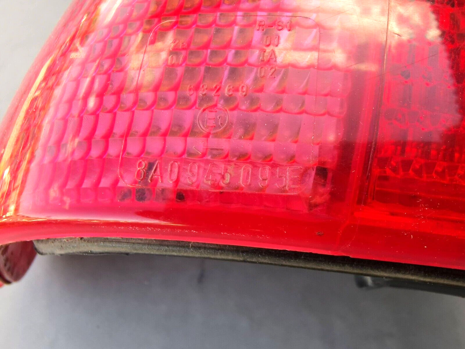 AUDI 80 B4 SALOON REAR LEFT SIDE BODY BRAKE LIGHT LAMP ASSEMBLY HELLA 8A0945095E