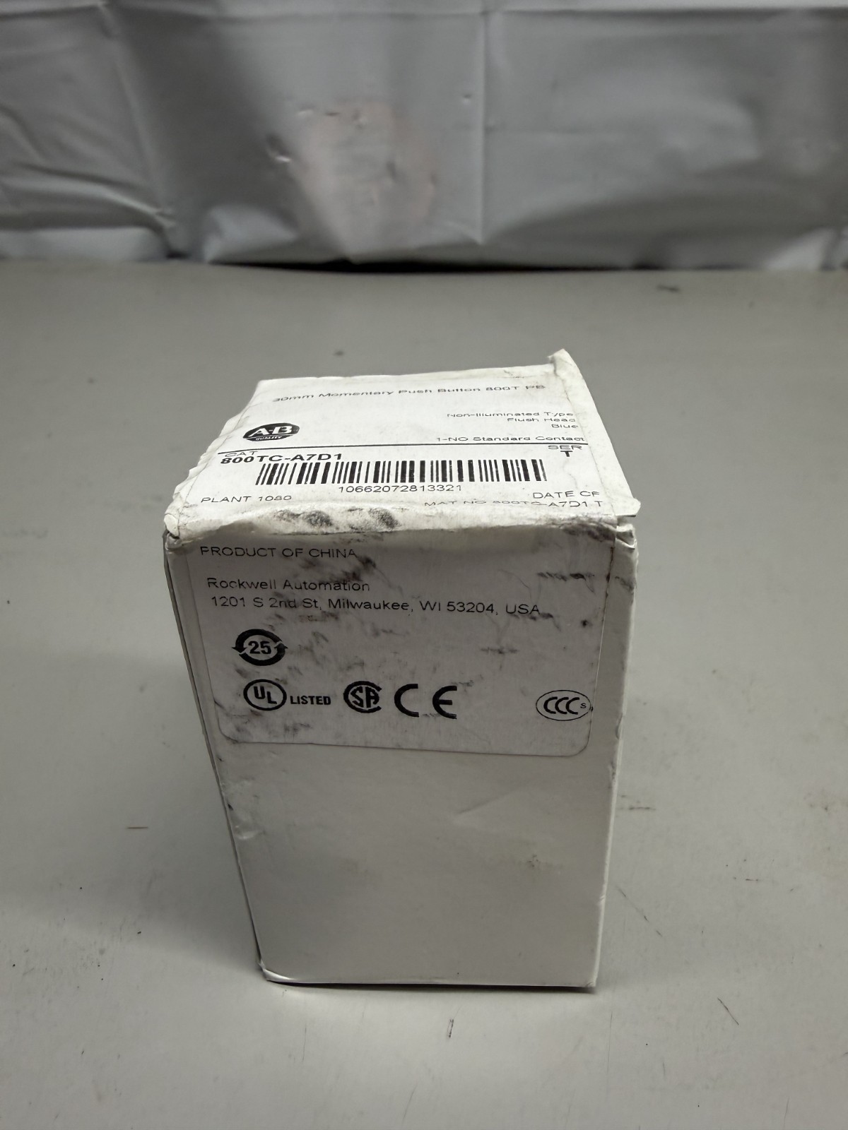 NEW Allen Bradley 800T-D2A Pushbutton Black Series T
