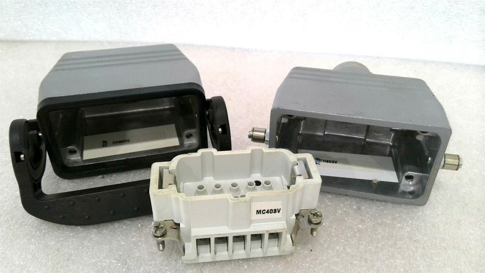 THOMAS AND BETTS 57696 CONNECTOR HOUSING WITH CONNECTOR INSERT – 10 PLACES