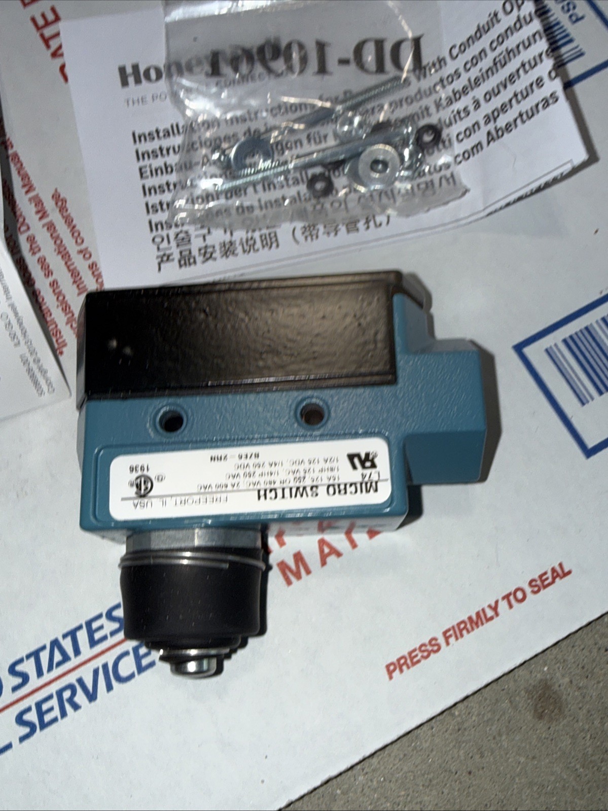 NEW BZE6-2RN LIMIT SWITCH for HONEYWELL MICROSWITCH BZE62RN
