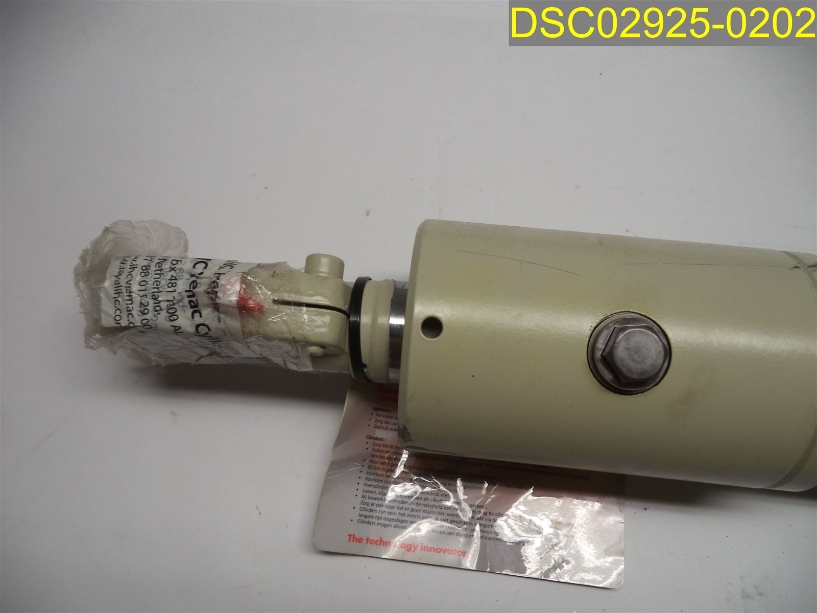 IHC Manual Vremac Cylinder 22 1/2″ Overall as shown, 1 1/2″ Dia. Eyes