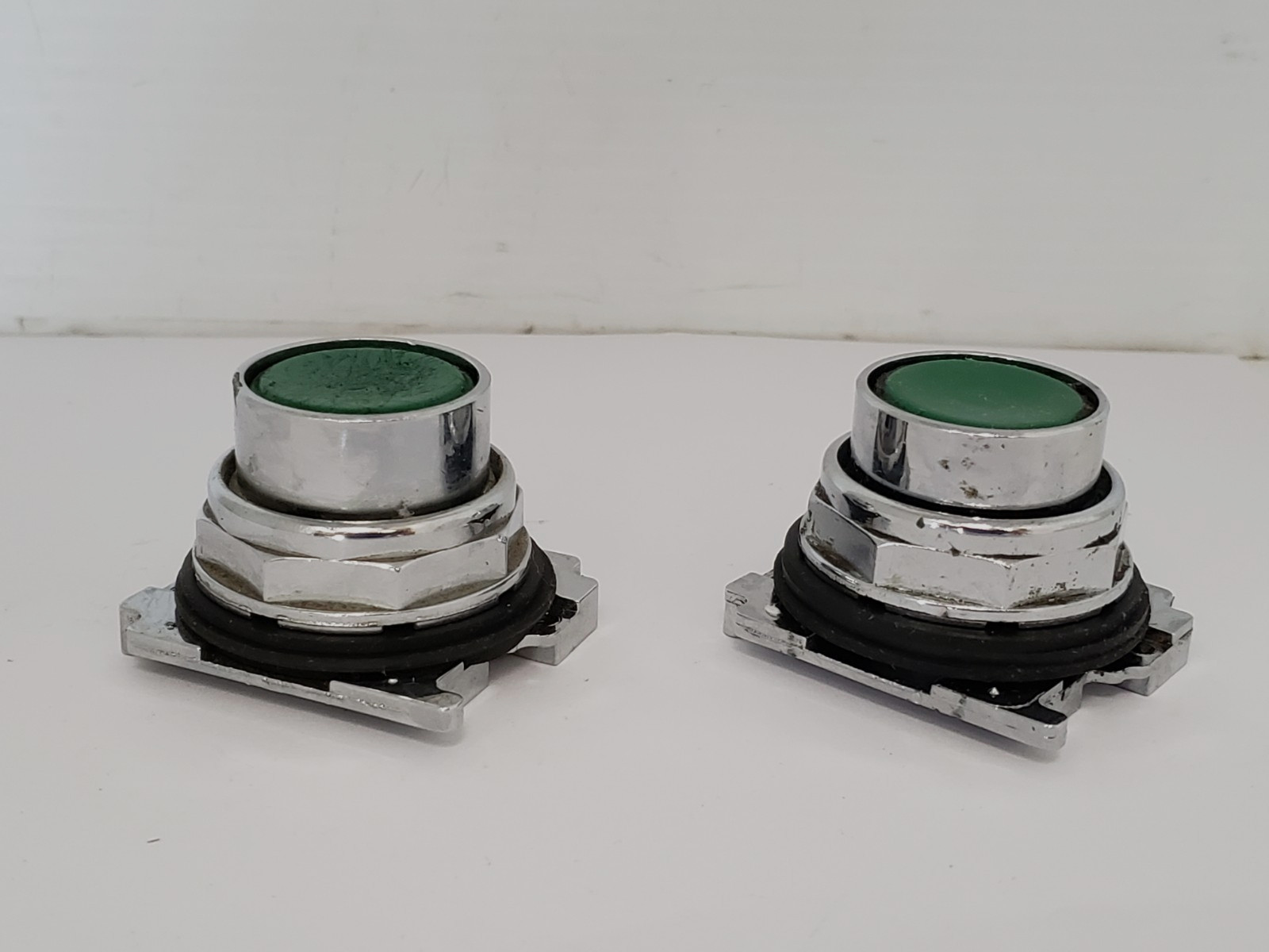 CUTLER HAMMER 10250T103 PUSHBUTTON SWITCH OPERATOR GREEN BUTTON (LOT OF 2)