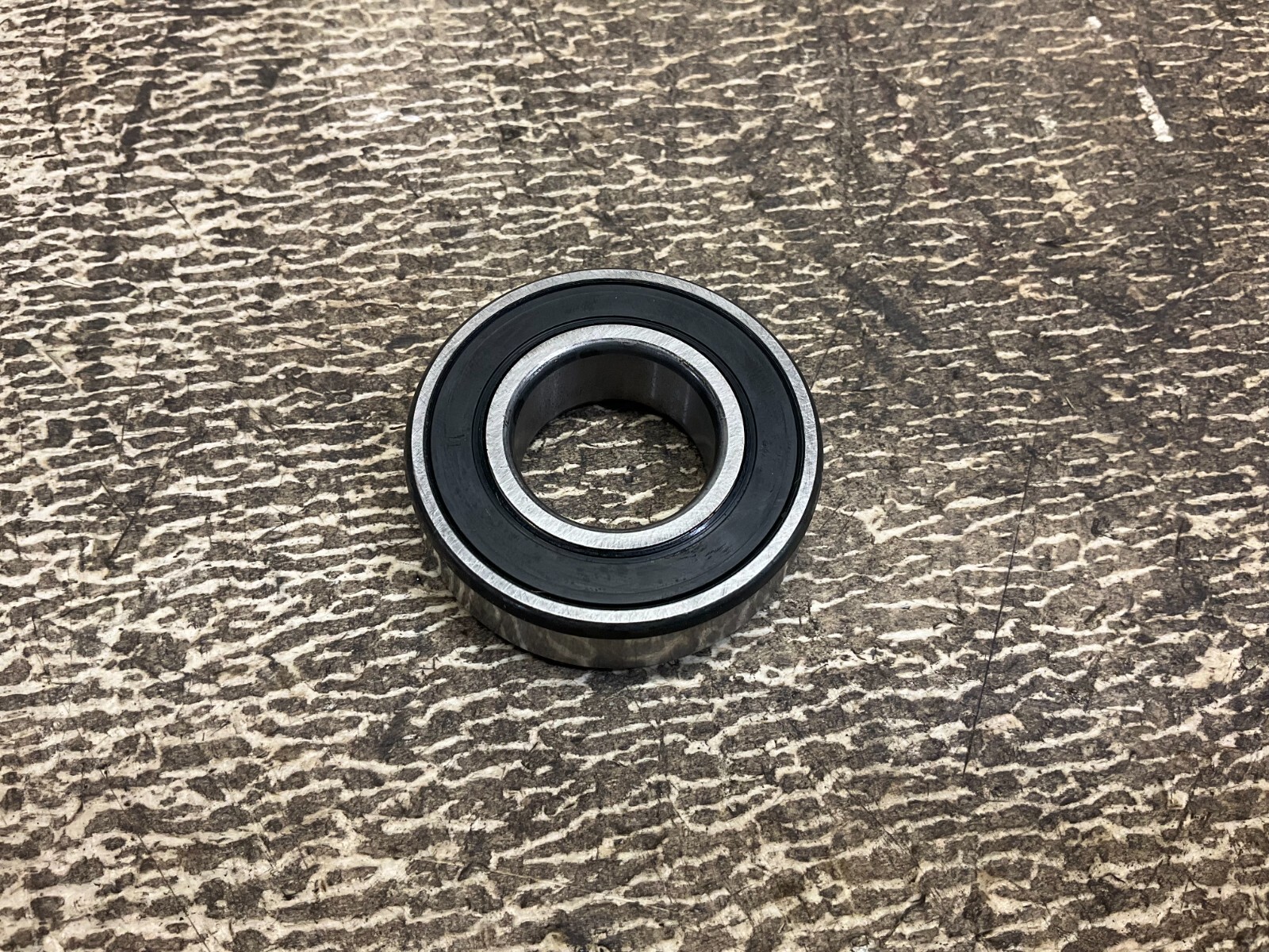 SKF 6205-2RSH/C3GJN Roller Bearing 62052RSHC3GJN New (TSC)