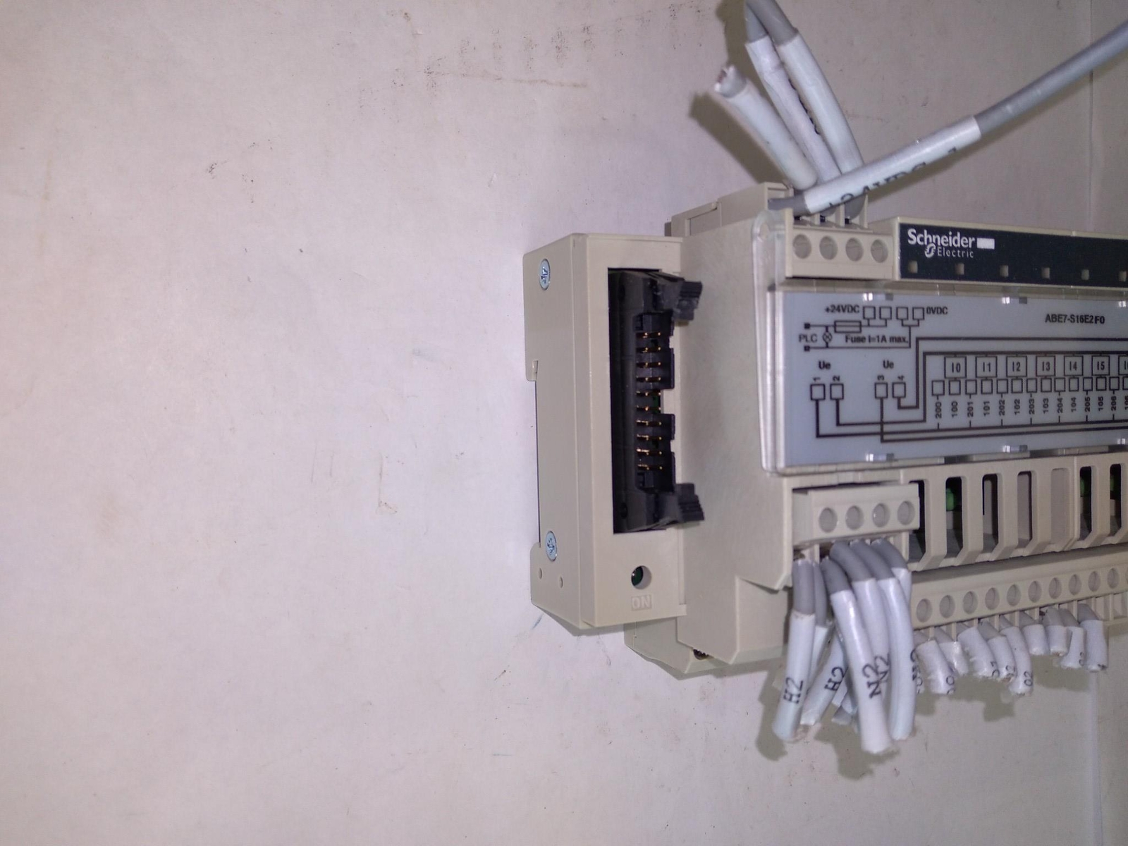SCHNEIDER ELECTRIC MODICON ABE7-S16E2F0 19-30VDC 15MA