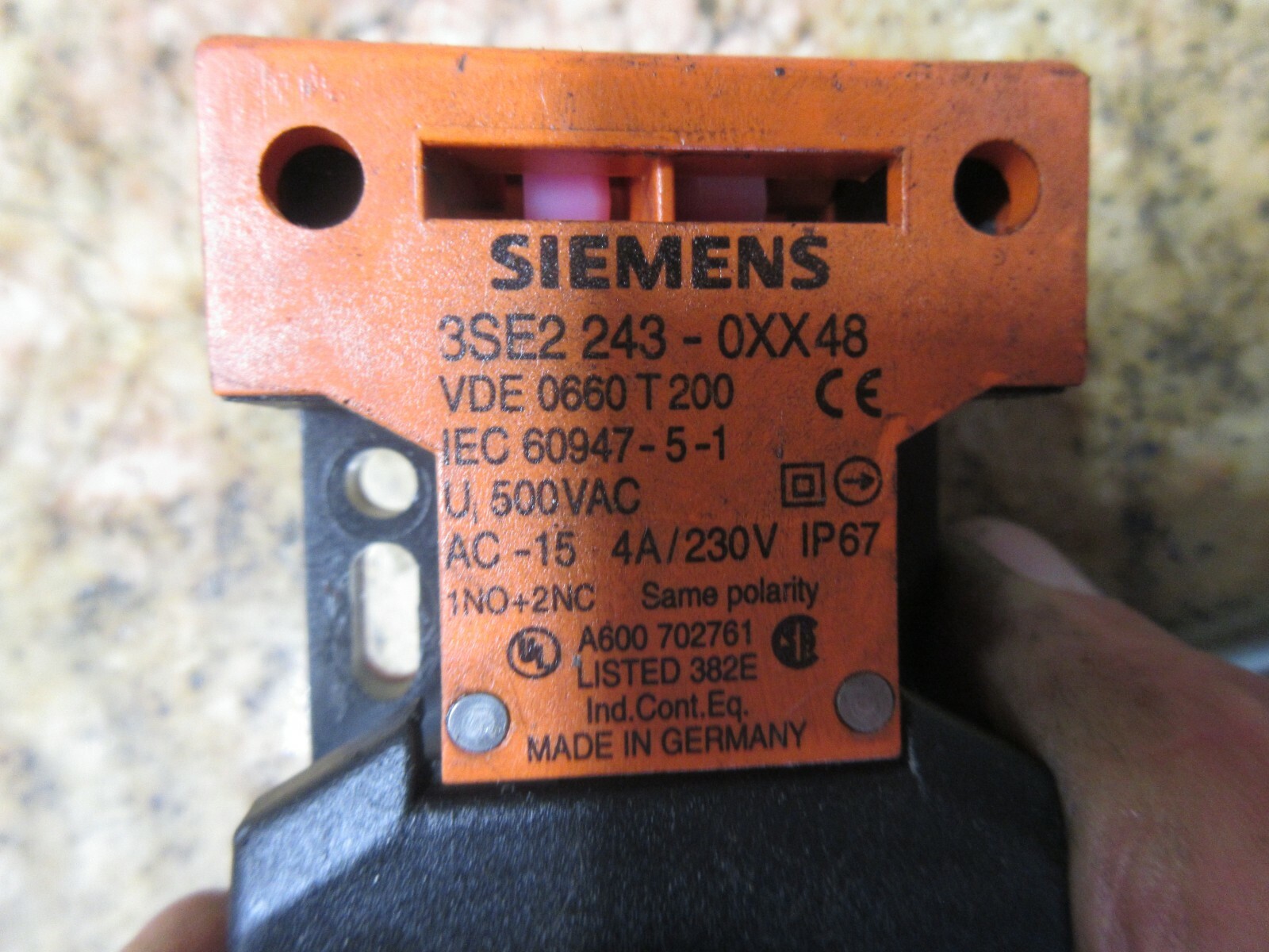 SIEMENS INTERLOCK SWITCH 3SE2 243-0XX48 VDE 0660 T200 IEC 60947-5-1 500VAC AC-15