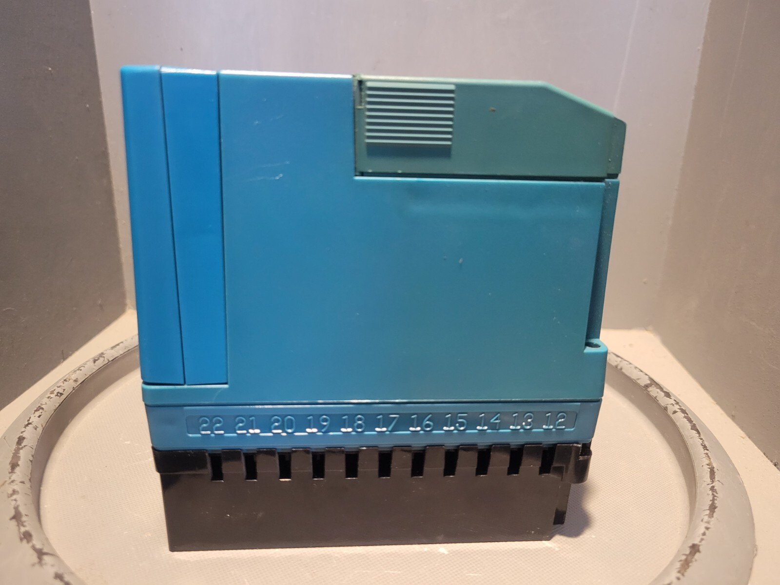 Honeywell Ultraviolet Flame Amplifier, CRACKED MOUNT,RM7890 A 1015, Q7800 A 1004
