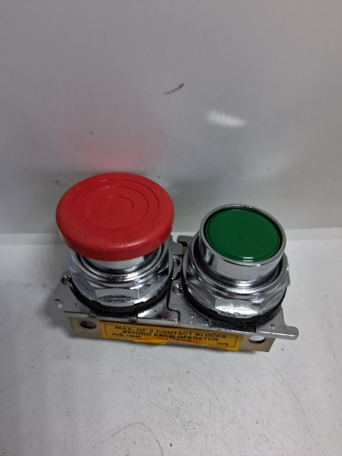 CUTLER HAMMER 10250TA77 PUSHBUTTON OPERATOR INTER. GREEN FLUSH RED MUSHROM NNB