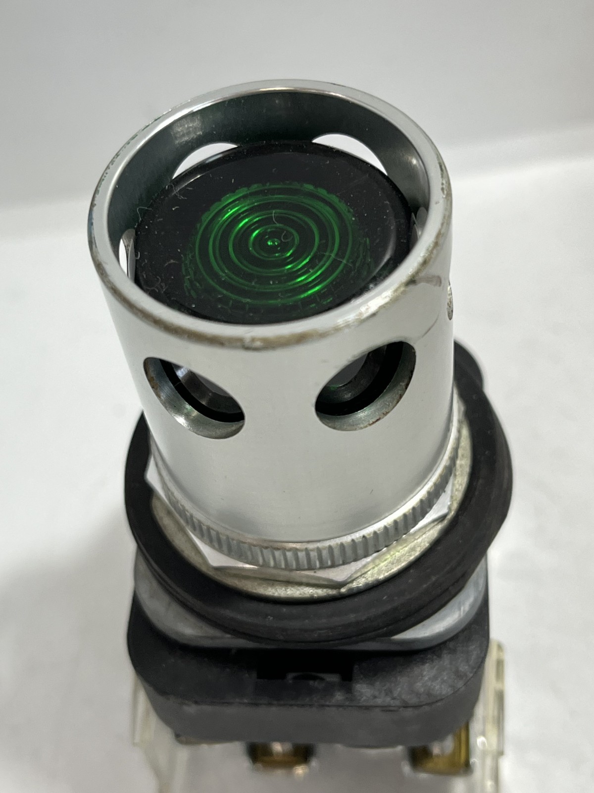 ALLEN BRADLEY 800T-QA24G PUSHBUTTON GREEN ILL 24VAC/DC 1NO/1NC SER T NNB