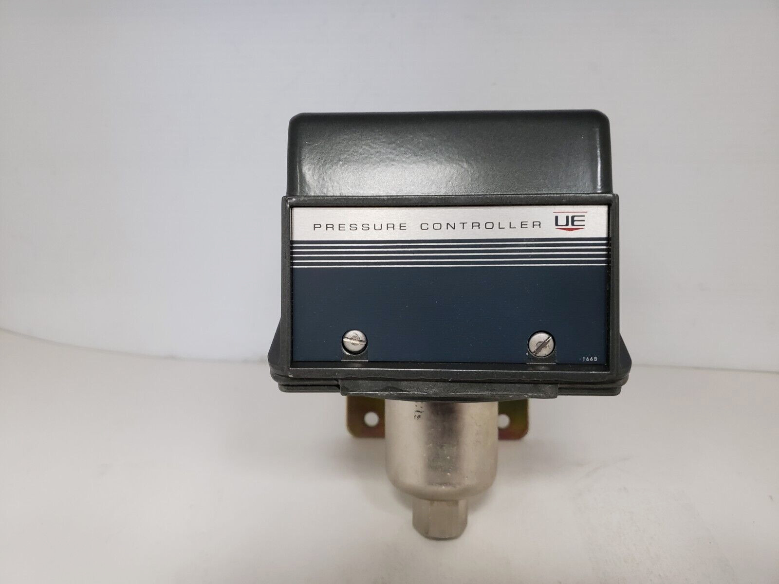UNITED ELECTRIC J302 8208 9623 144 PRESSURE SWITCH 15A 125/250 VAC NIB