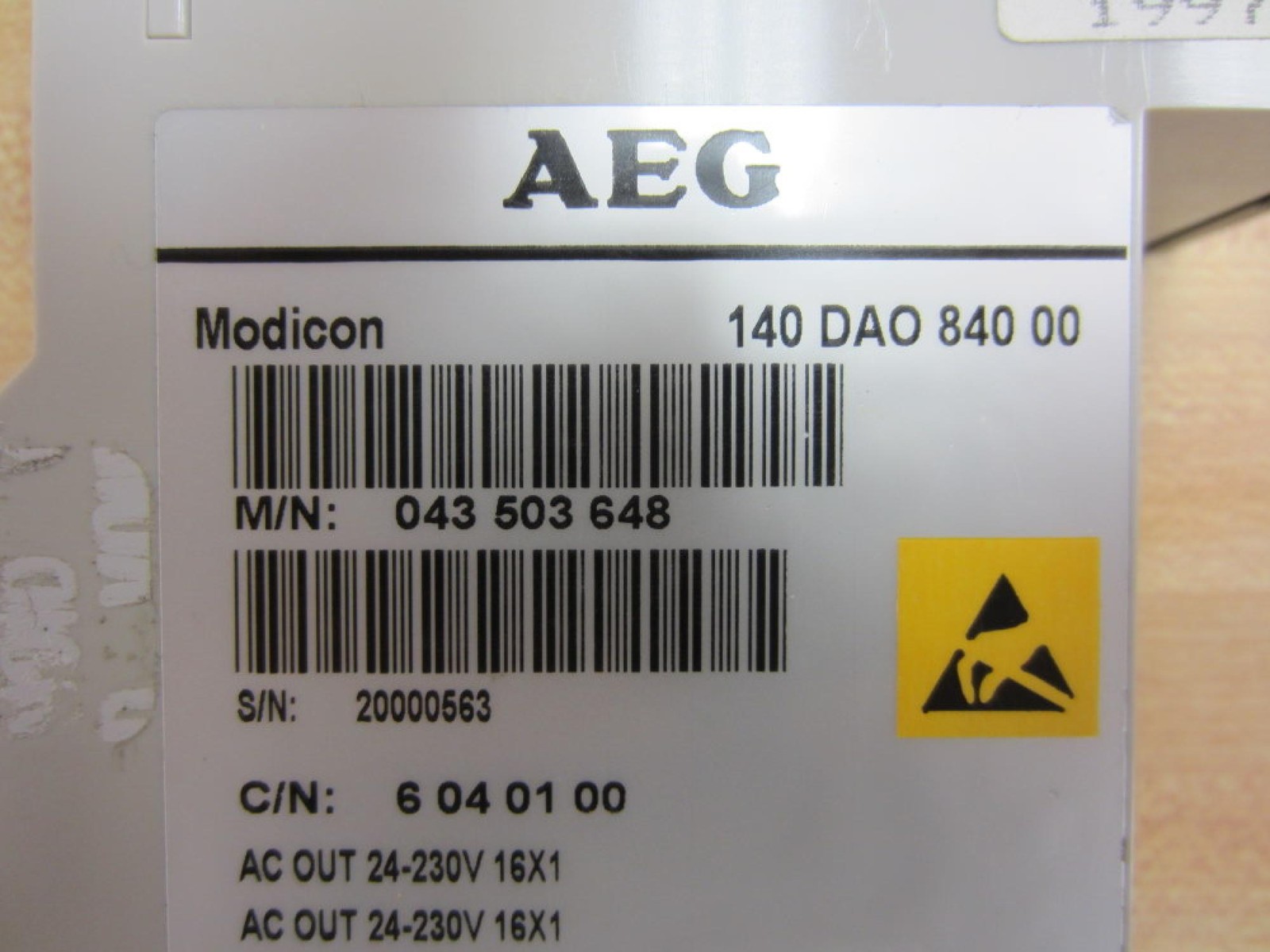 AEG 140 DAO 840 00 Schenider Modicon 140DAO84000 Module