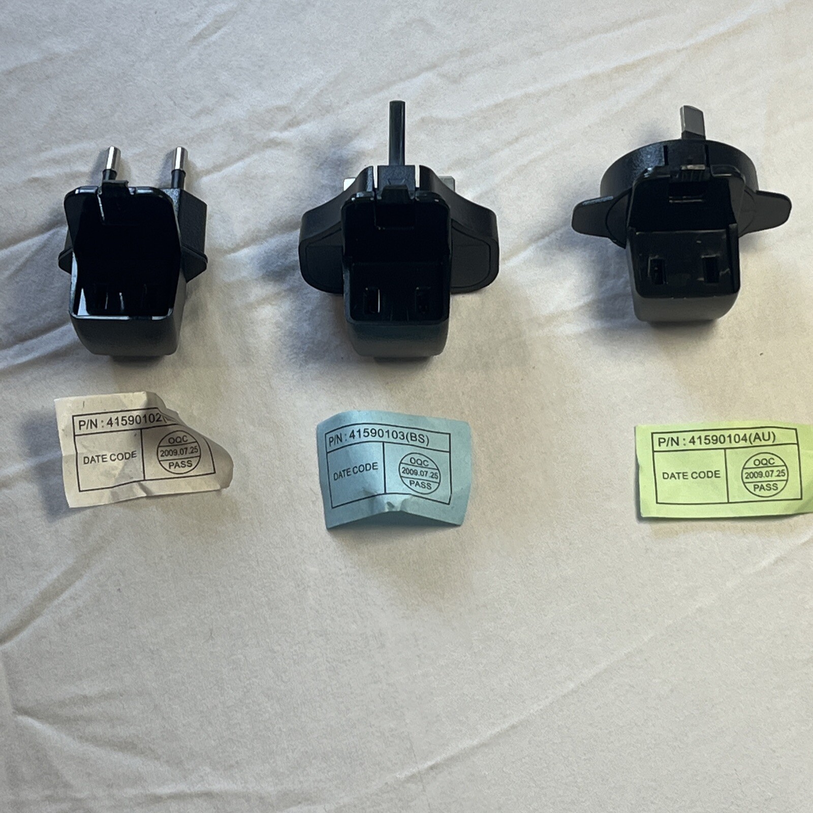 Travel Adaptors 41590102 (EU) 41590103 (BS) 41590104 (AU) 3 PIECE 4A00.309 Tom