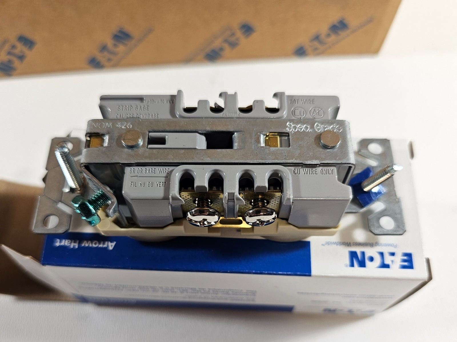 Box of 10 Arrow Hart 5362V Duplex Outlet 5-20R Spec Grade 20A 125V Ivory