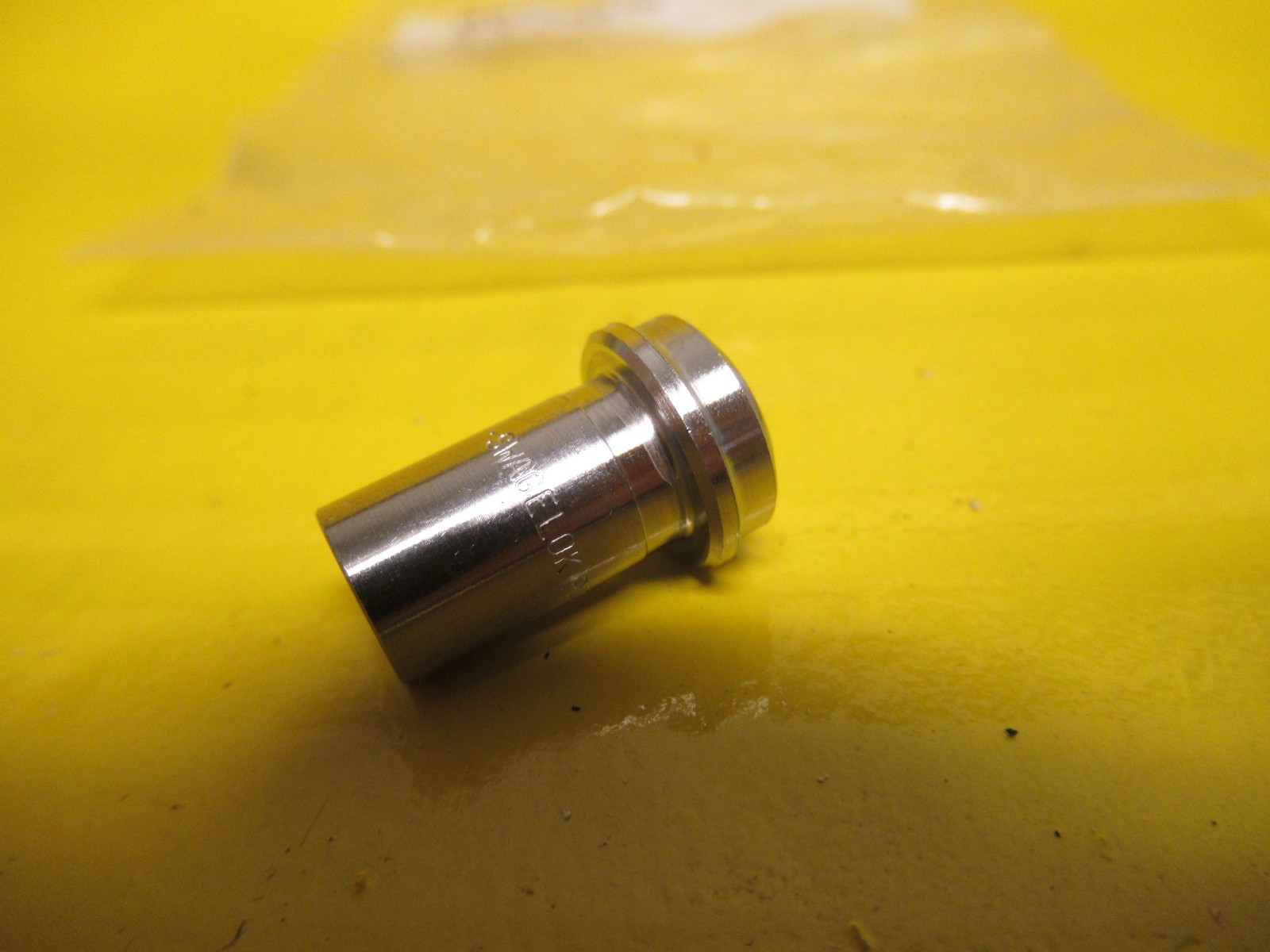 NEW SWAGELOCK CONNECTION PIECE BB246370 1/4-m5