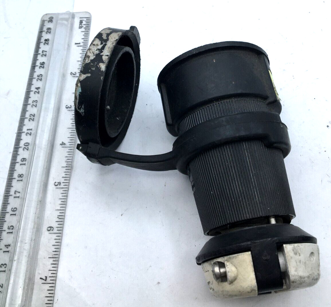 Hubble Female Locking Device Connector W/Watertight Shroud 20A, 125V, HBL2813SW