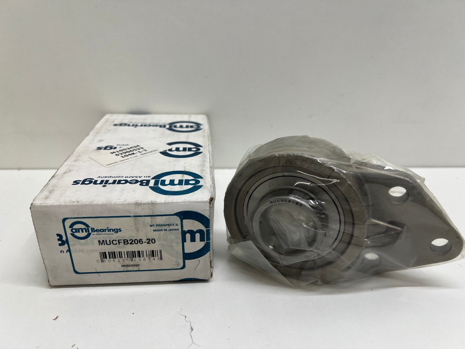 NEW IN BOX! AMI 3-BOLT FLANGE BLOCK BEARING MUCFB206-20