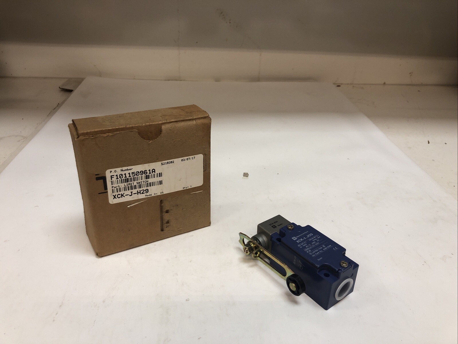 1 New Telemecanique Limit Switch With Arm XCK-J…H29, Ui 500V, AC 15. 240V 3A