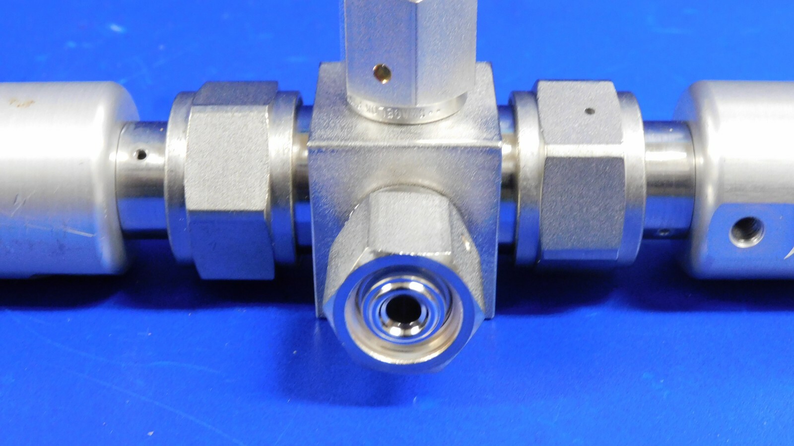 Swagelok 6L-M1D-222P-11 High Purity 2- Bellows Air Vavle 3-port Manifold 1/4″
