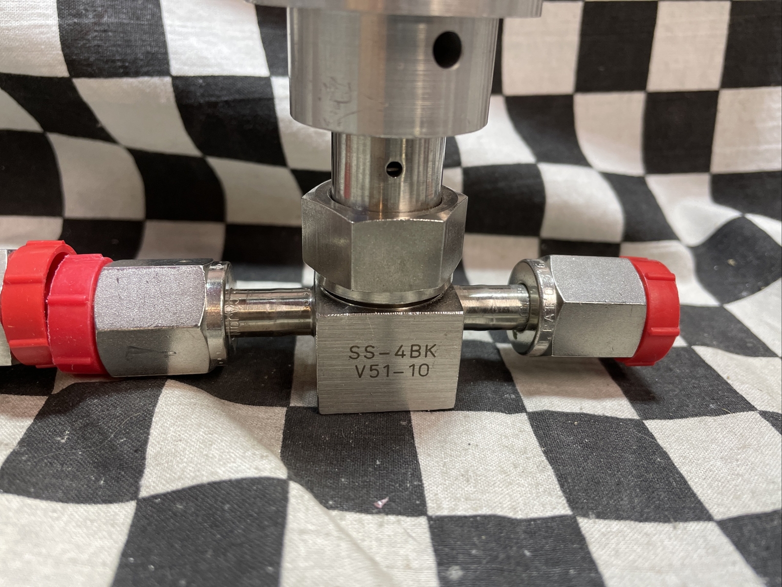 NUPRO SS-4BK-V51-1O, SS-4BK-V51-10, BELLOWS VALVE 1/4″ FVCR, LOT OF 2 #133P5