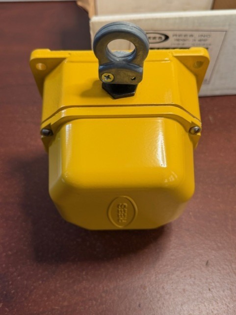 Rees 04944-700 Cable Operated Switch Automatic Reset 1NO 1NC With Box Yellow New