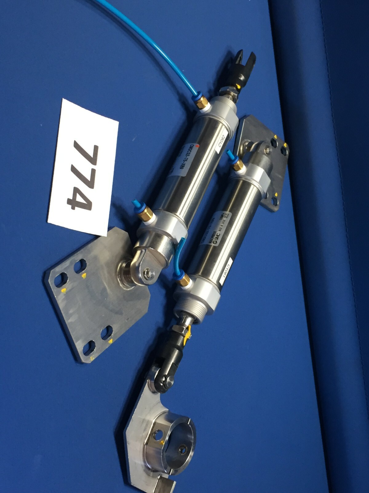 SMC CM2C32-75-XB9 PNEUMATIC CYLINDERS ACTUATOR LOT OF 2