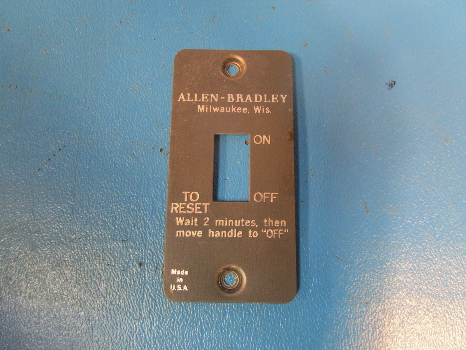 Allen Bradley 600-TAX4, TOGGLE STARTING SWITCH, MANUAL, 115-230 VAC 60 HZ