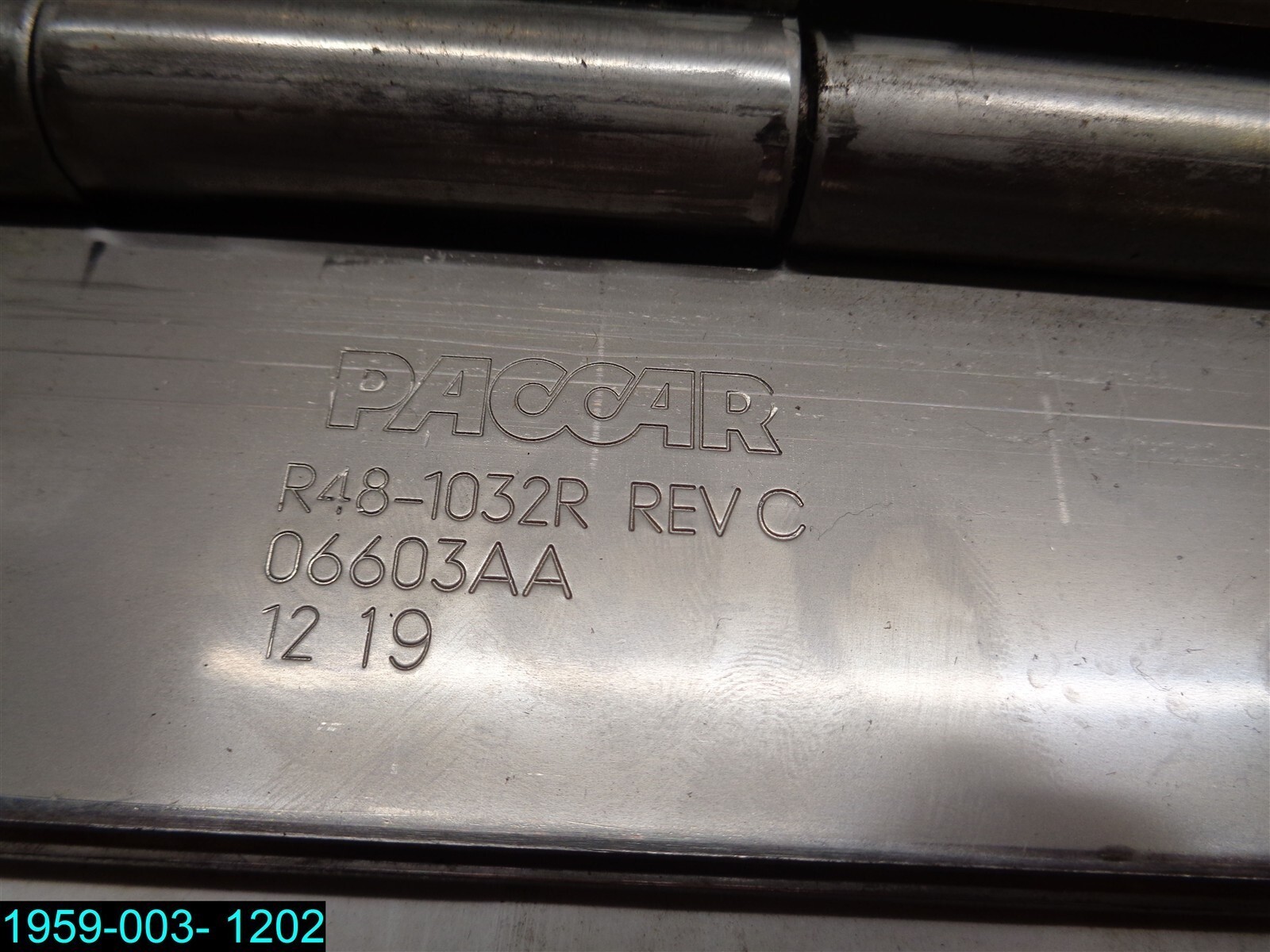 QTY=2: 26-1/2″ X 4-1/2″ PACCAR R48-1032R Cab Door Hinge RH