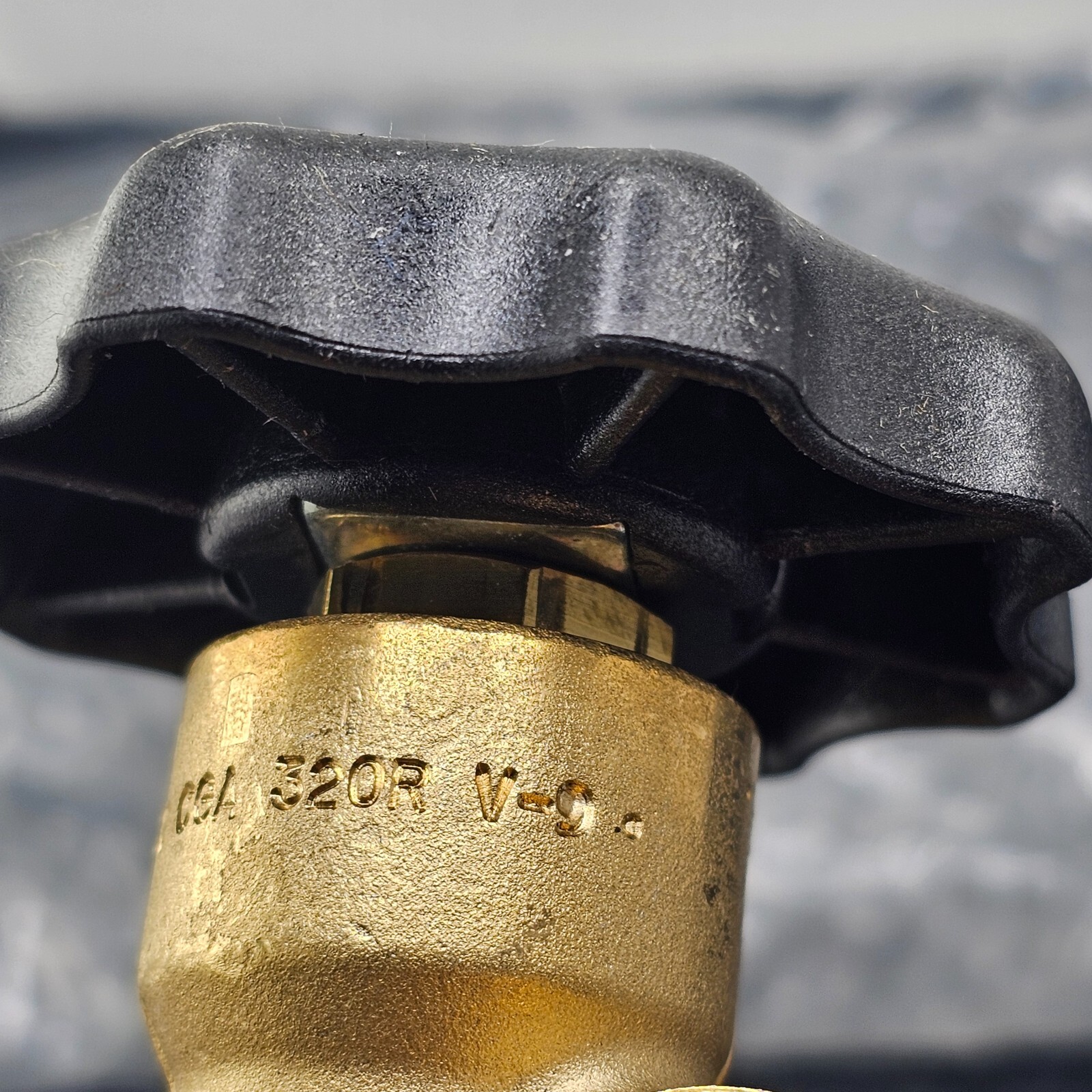 CAVAGNA CGA320R: ISO V-9, Y23-35 1.125″ 12 UNF Brass Cylinder Valve 3000PSI