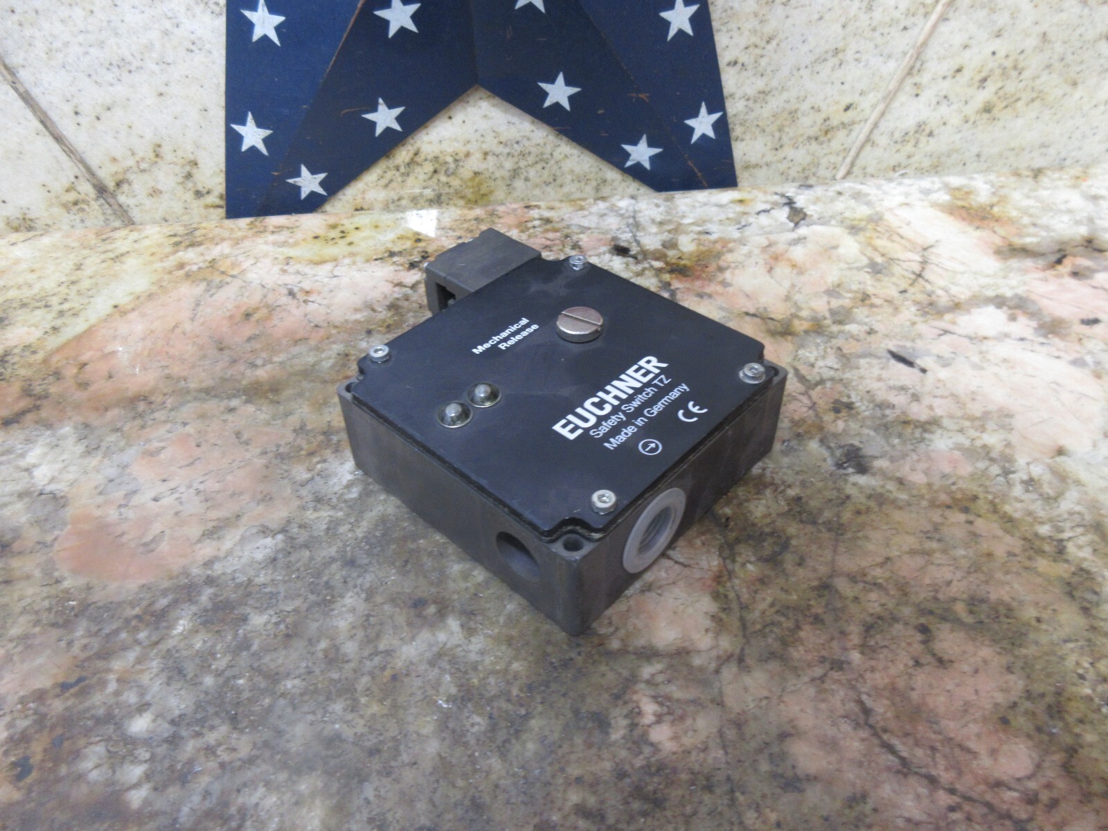 EUCHNER TZ1RE110M ID. NR. 083161 EN 60947-5-1 LIMIT INTERLOCK SWITCH