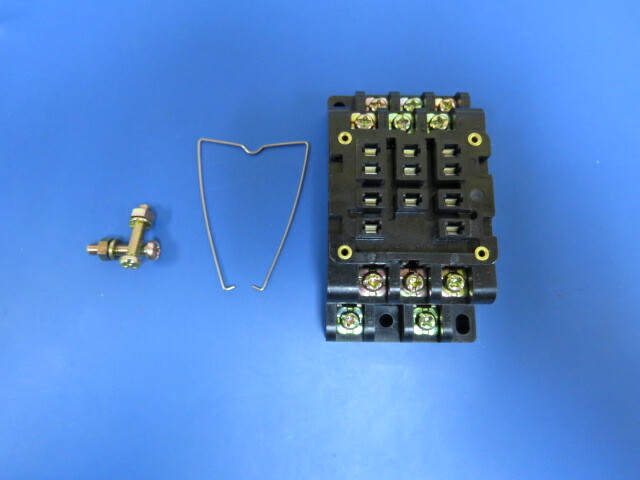 Aromat HP3-SF Qty of 2 per Lot Relay Socket Chassis Mount; includes clip (spri