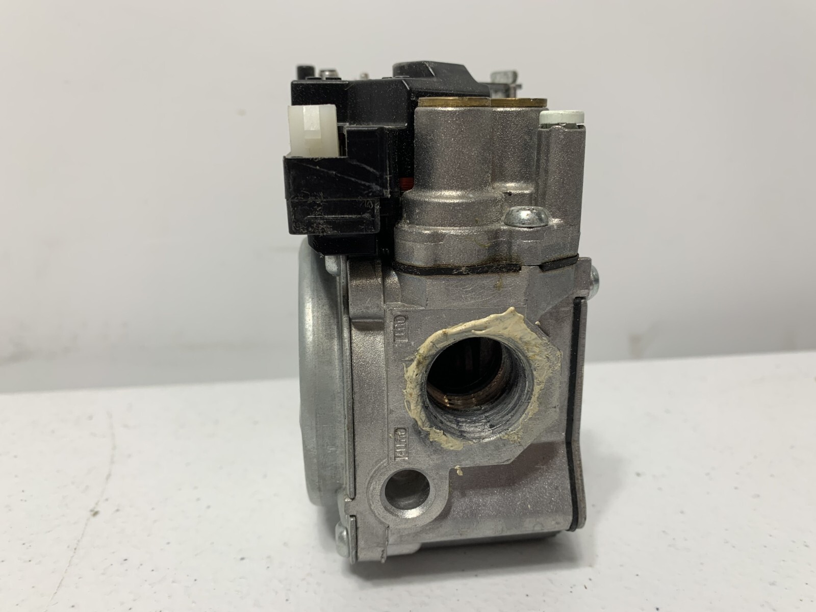 Emerson VAL09030 Manifold Gas Valve 24V 40/60 Hz 1/2 PSI