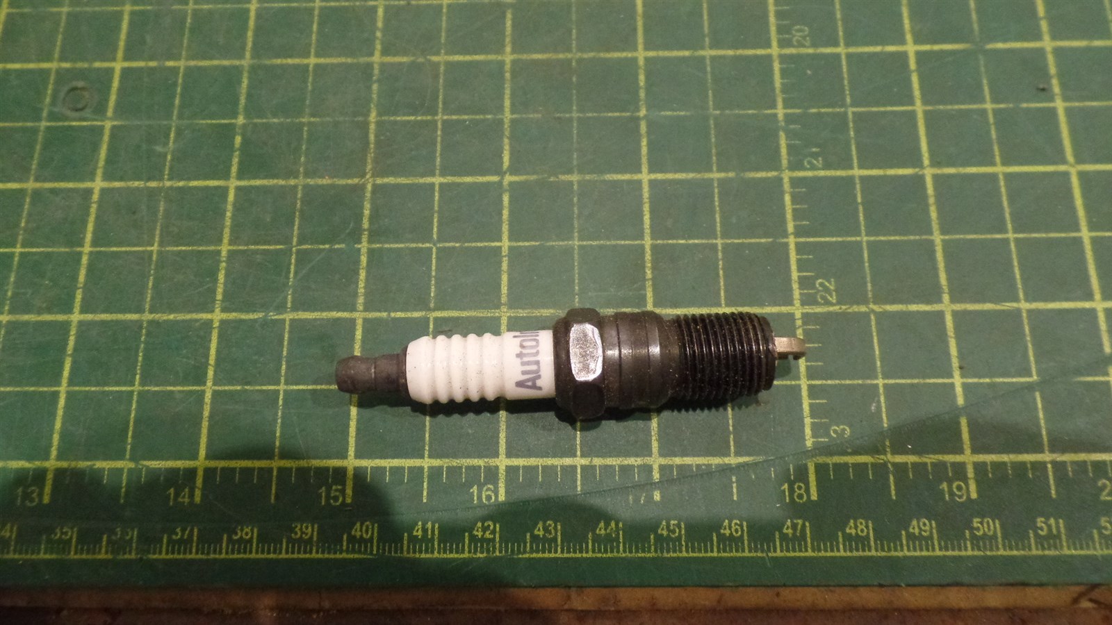 (3) GENUINE AUTOLITE 103 COPPER RESISTOR SPARK PLUGS, NIB, N.O.S, SET OF 3 !!!