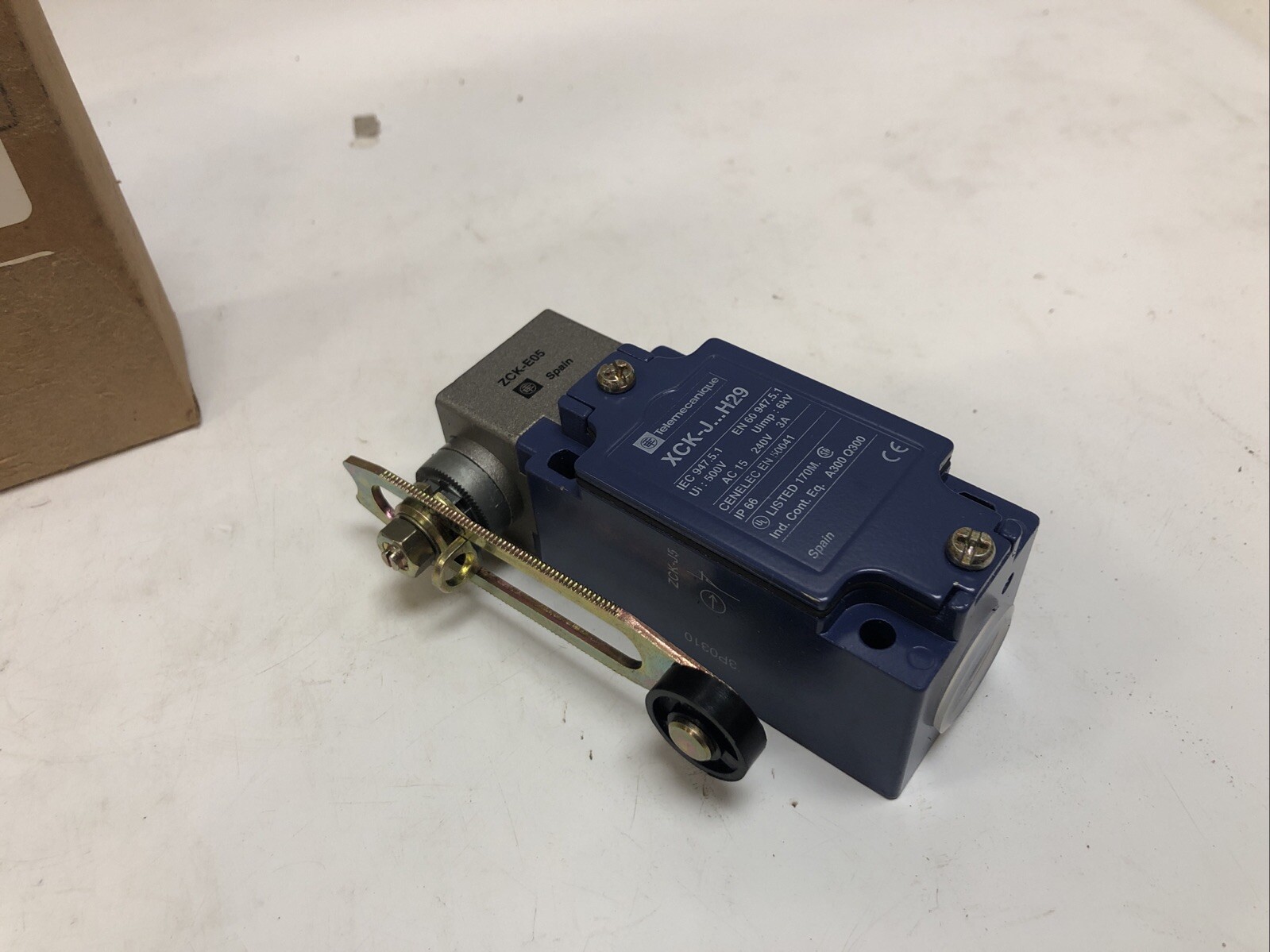 1 New Telemecanique Limit Switch With Arm XCK-J…H29, Ui 500V, AC 15. 240V 3A