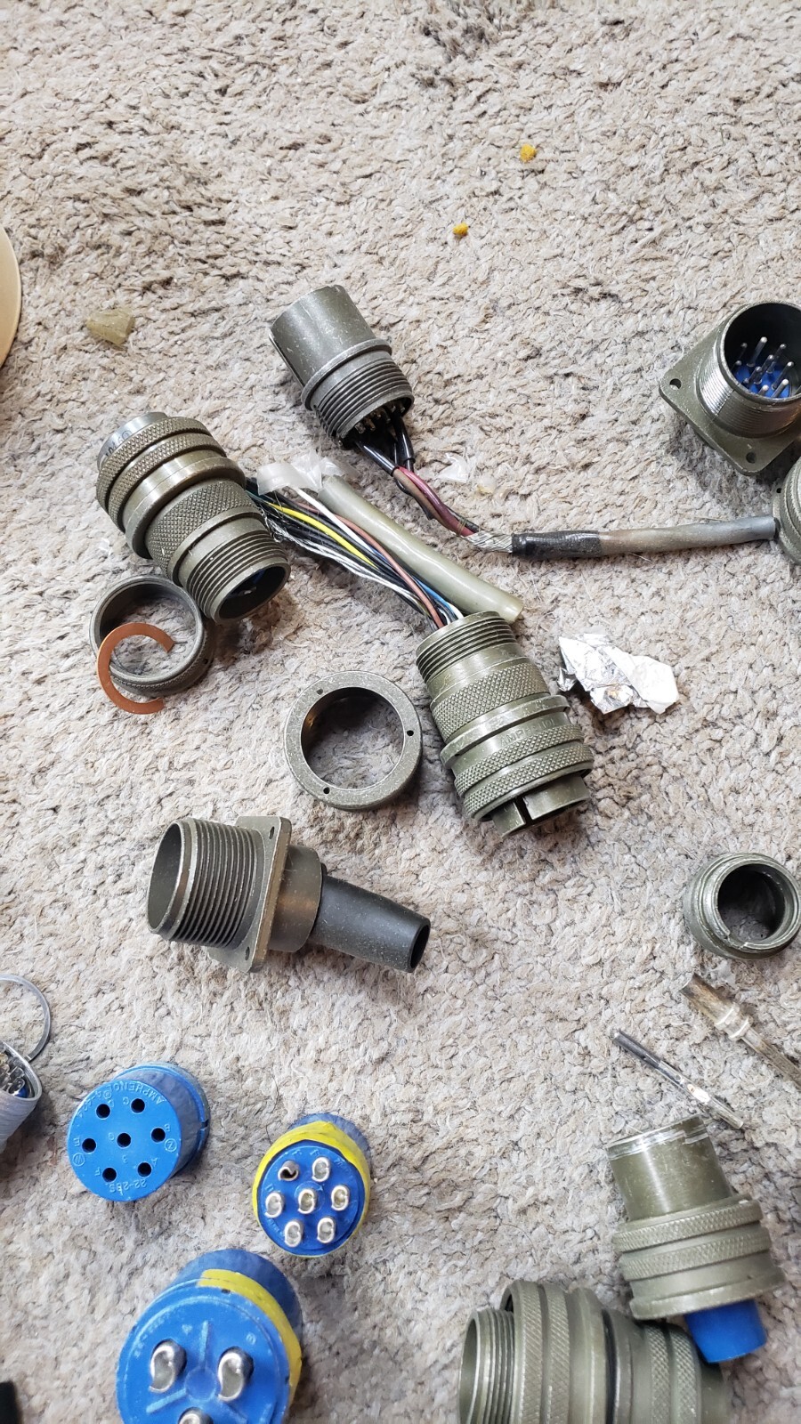HUGE PARTS LOT Amphenol MIL-SPEC Connectors Plug Sockets Solder Cup 9-p # 22-20s