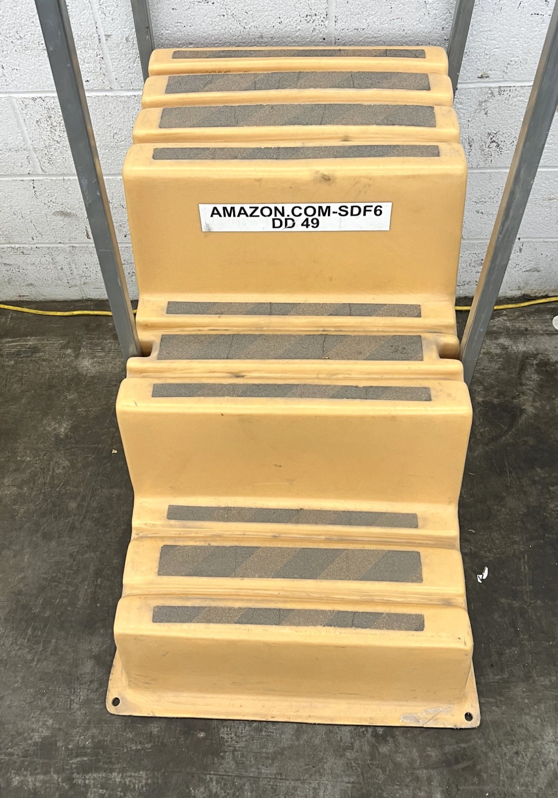 POLYETHYLENE 3 STEP STOOL W/RAILING LENGTH 19-3/4″ WIDTH 13″