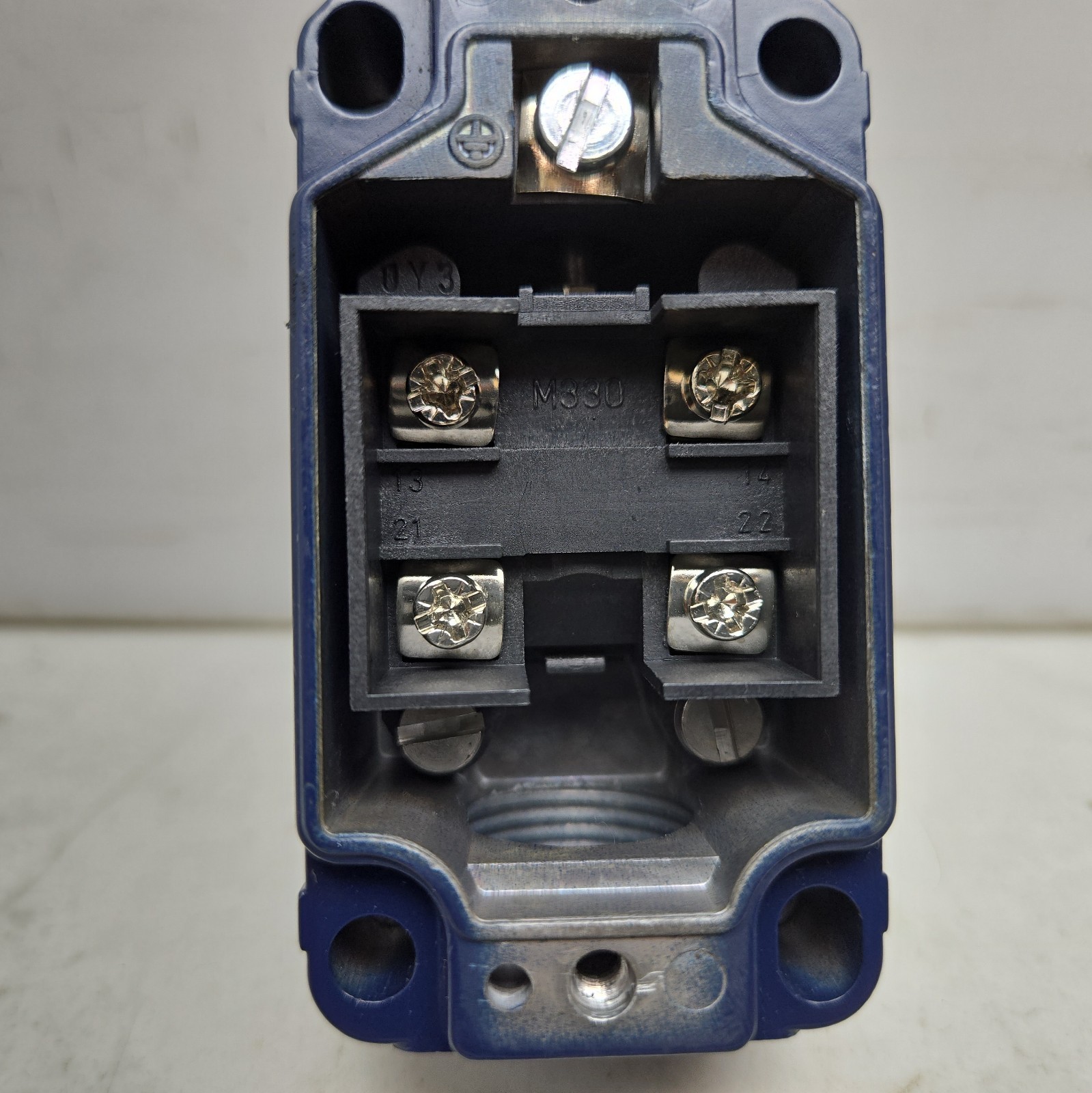 Schmersal MR330-11Y-M20 Position Switch Roller Plunger Actuated 250V New