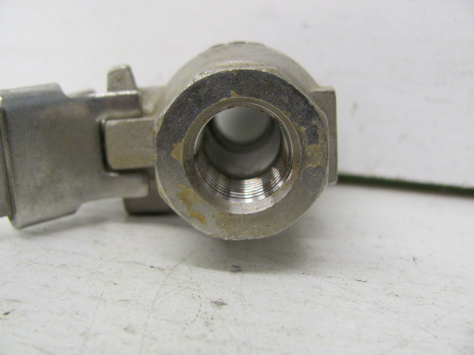 SHARPE LOCKING BALL VALVE CF8M 1/4″ 1000CWP W/ ON OFF HANDLE USED