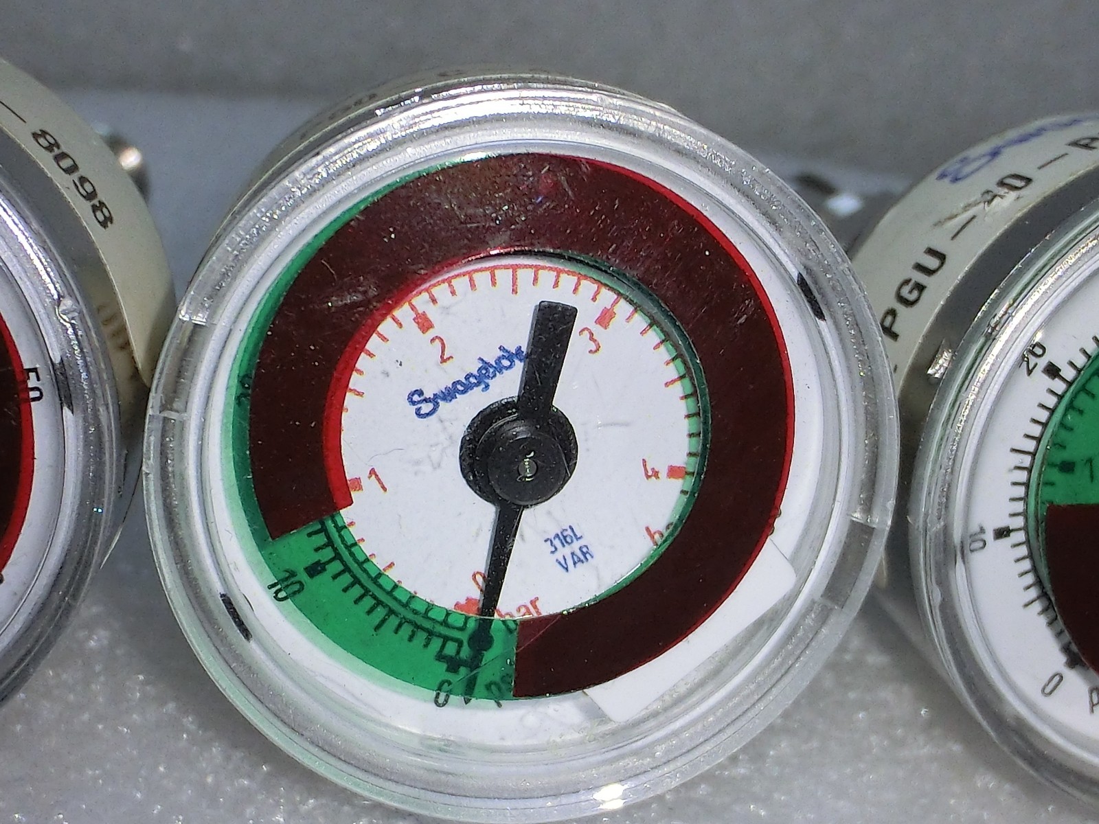 Lot of 3 Swagelok PGU-40-P60-C-4FSM-8098 Pressure Gauge,0-60psi(0-4Bar),US+9811