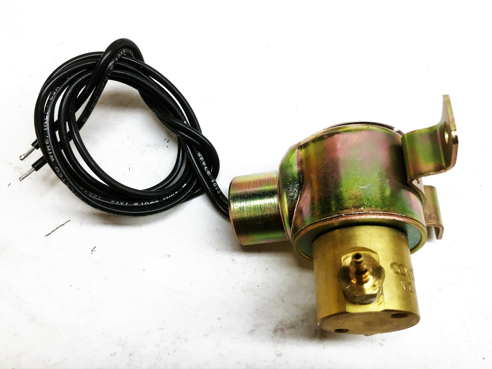 Johnson Controls 110/120 Volt 3-Way Solenoid Air Valve V-2410-2 NOS