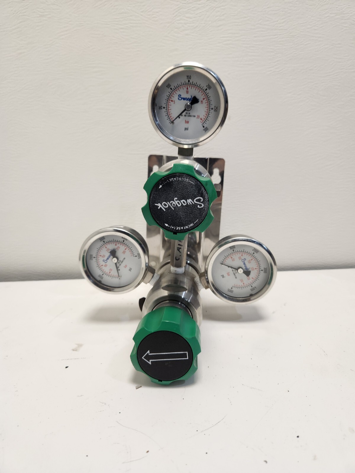 SWAGELOK KCM Series Gas Cylinder Changeover Regulator KCM1GJL412AD0G14